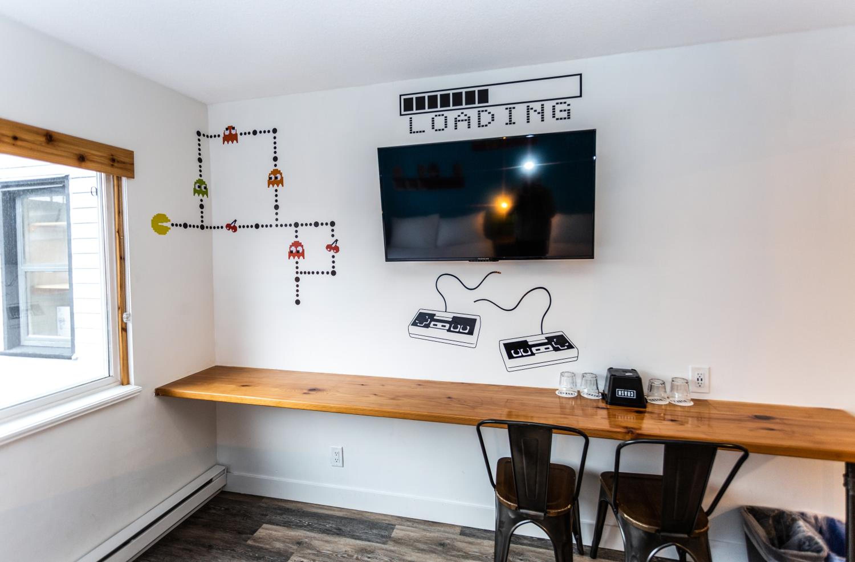Party Room, 2 Queen Beds, 2 Twin Bunks (Above LOUD Pub) - Photo 5