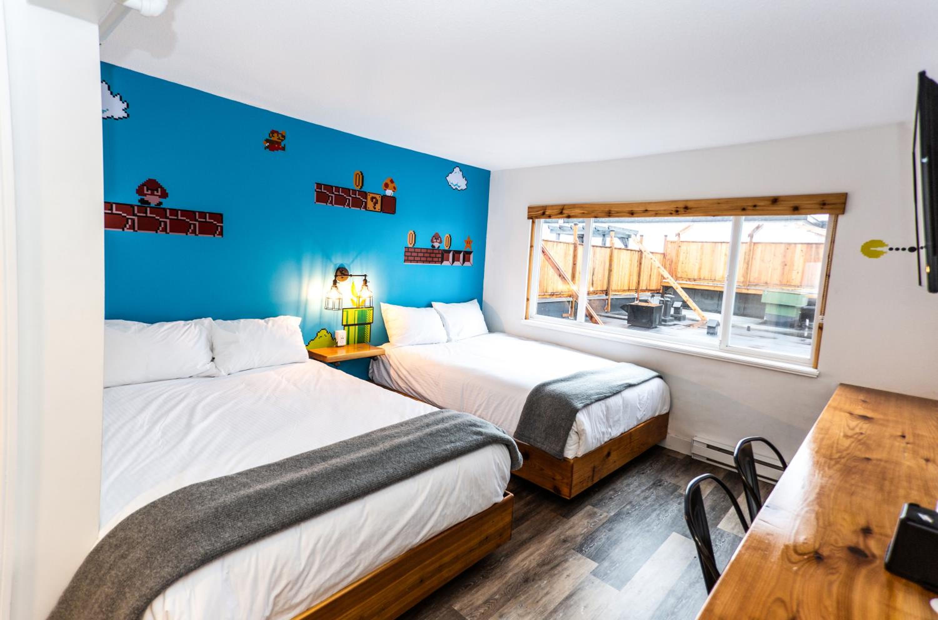 Party Room, 2 Queen Beds, 2 Twin Bunks (Above LOUD Pub) - Photo 2