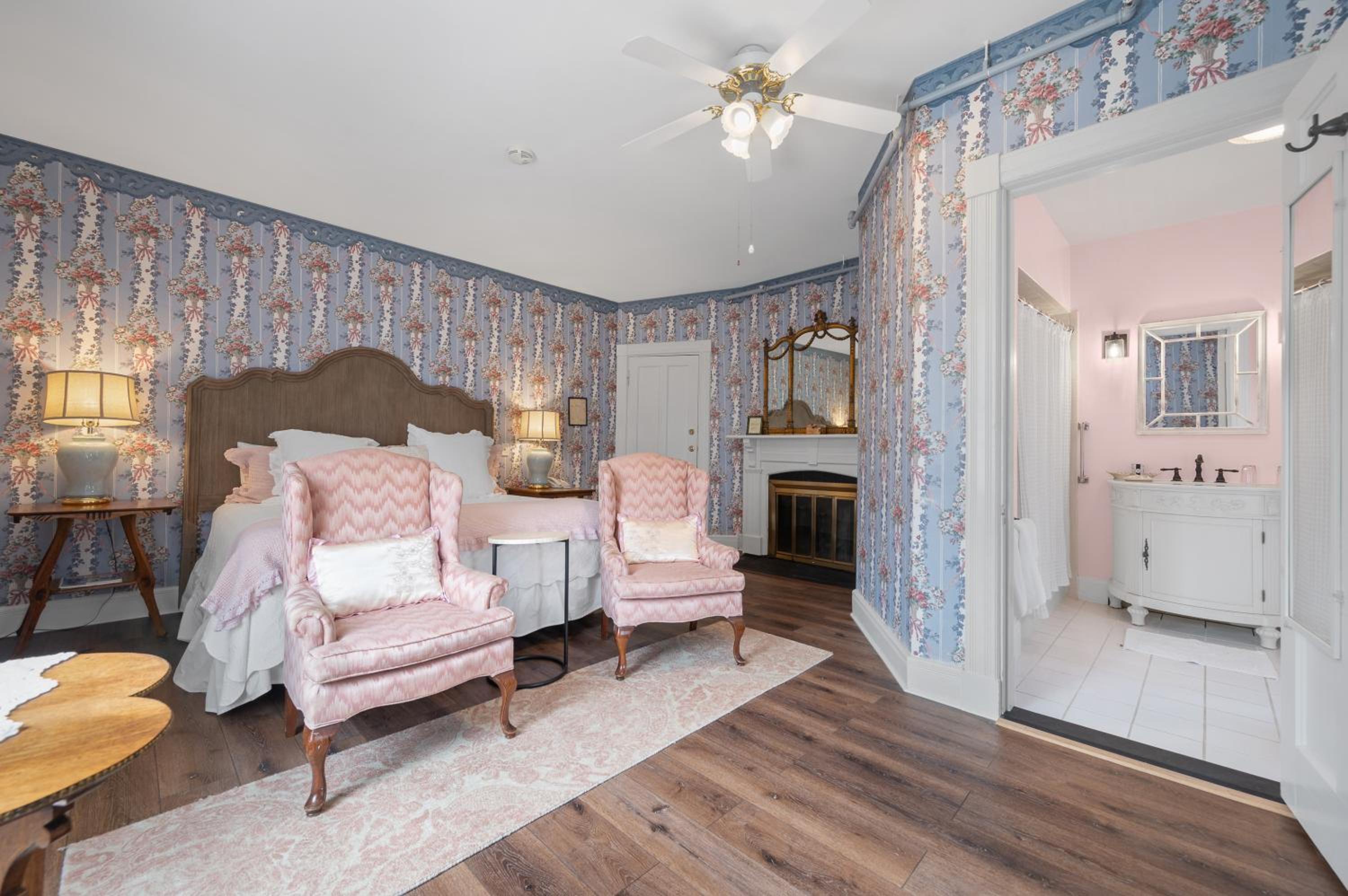 Deluxe King Room photo 3