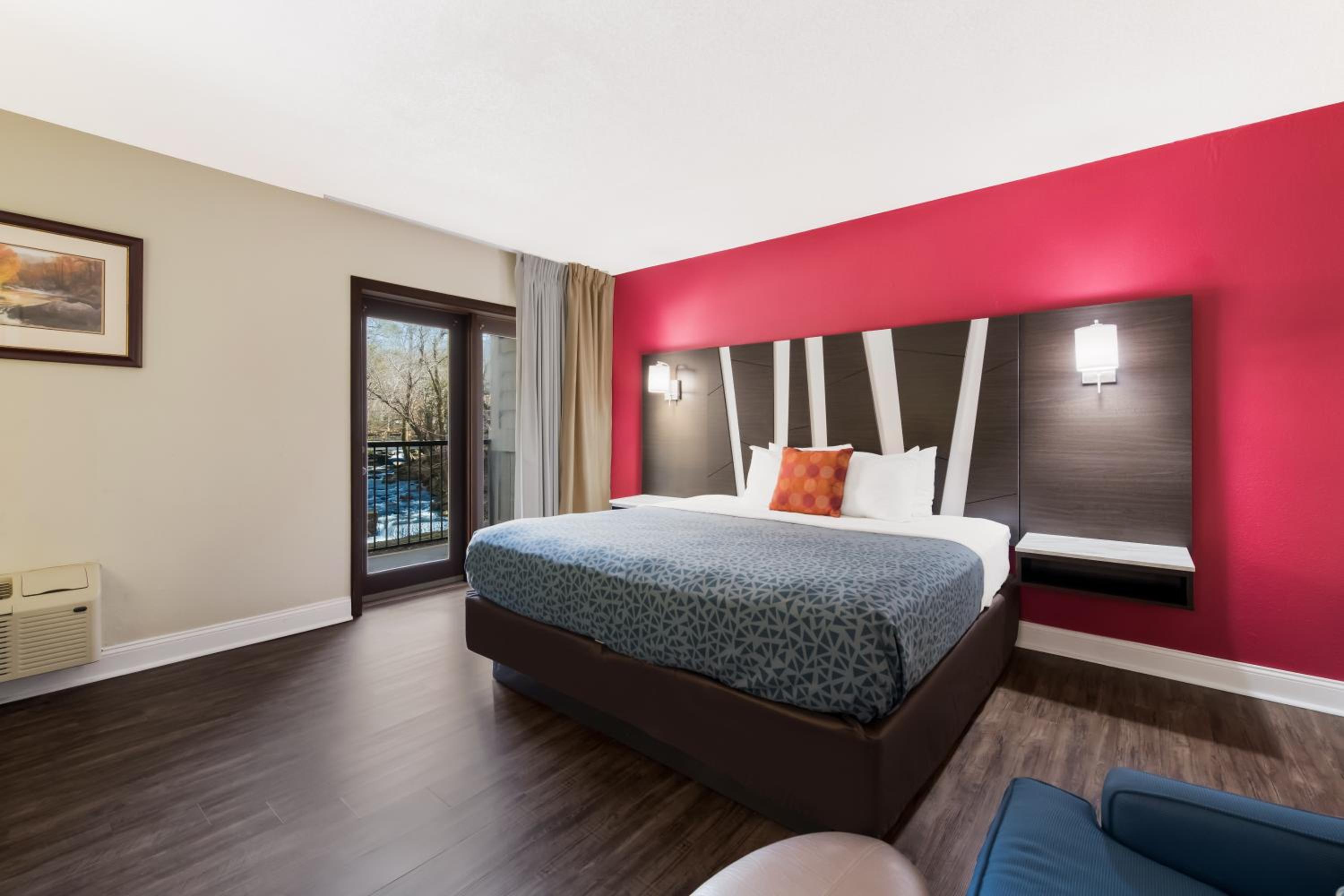 King Room with River View - Non-smoking photo 3