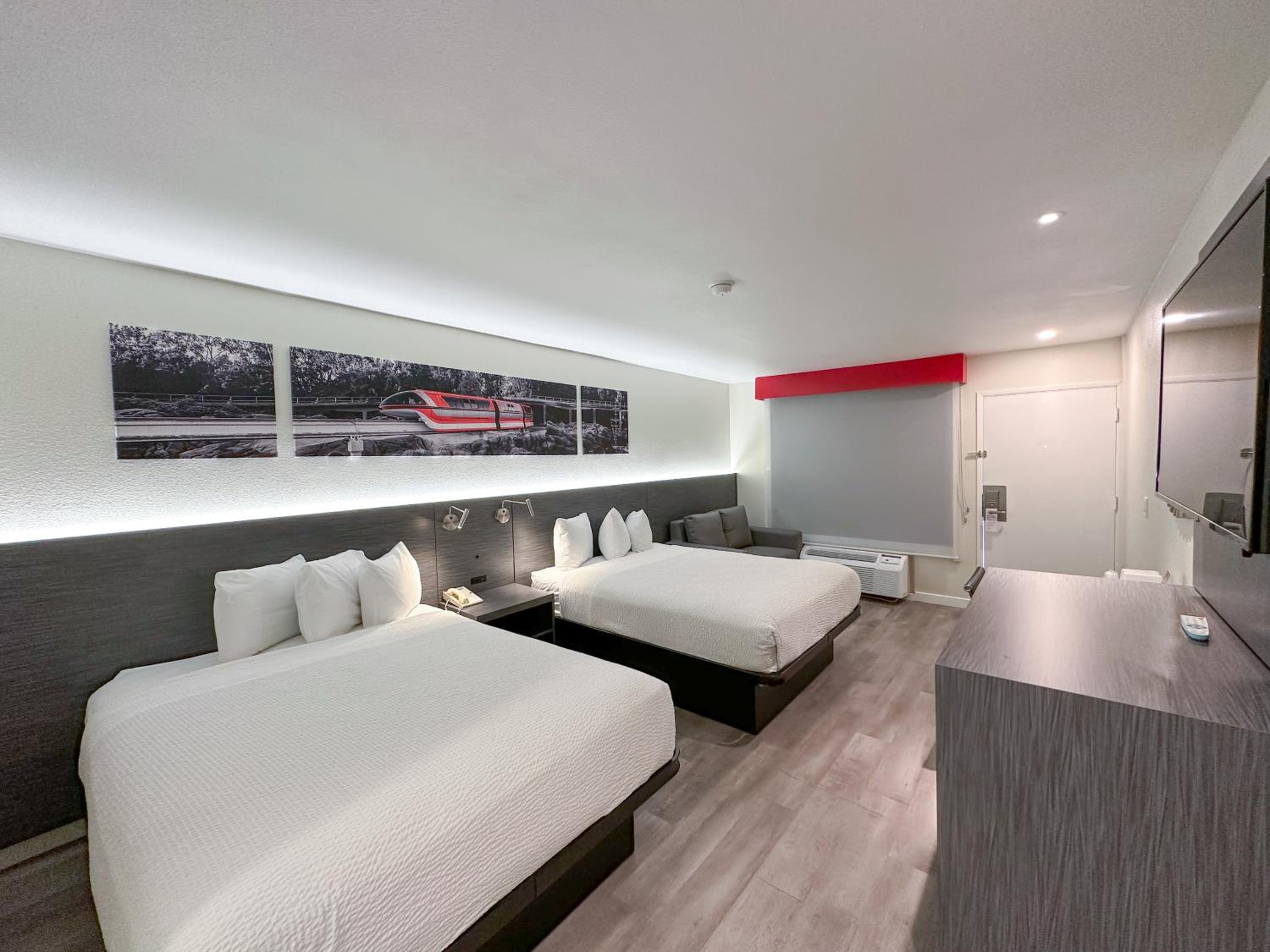 Queen Room with Two Queen Beds and Sofa Bed - Non-Smoking - Photo 4