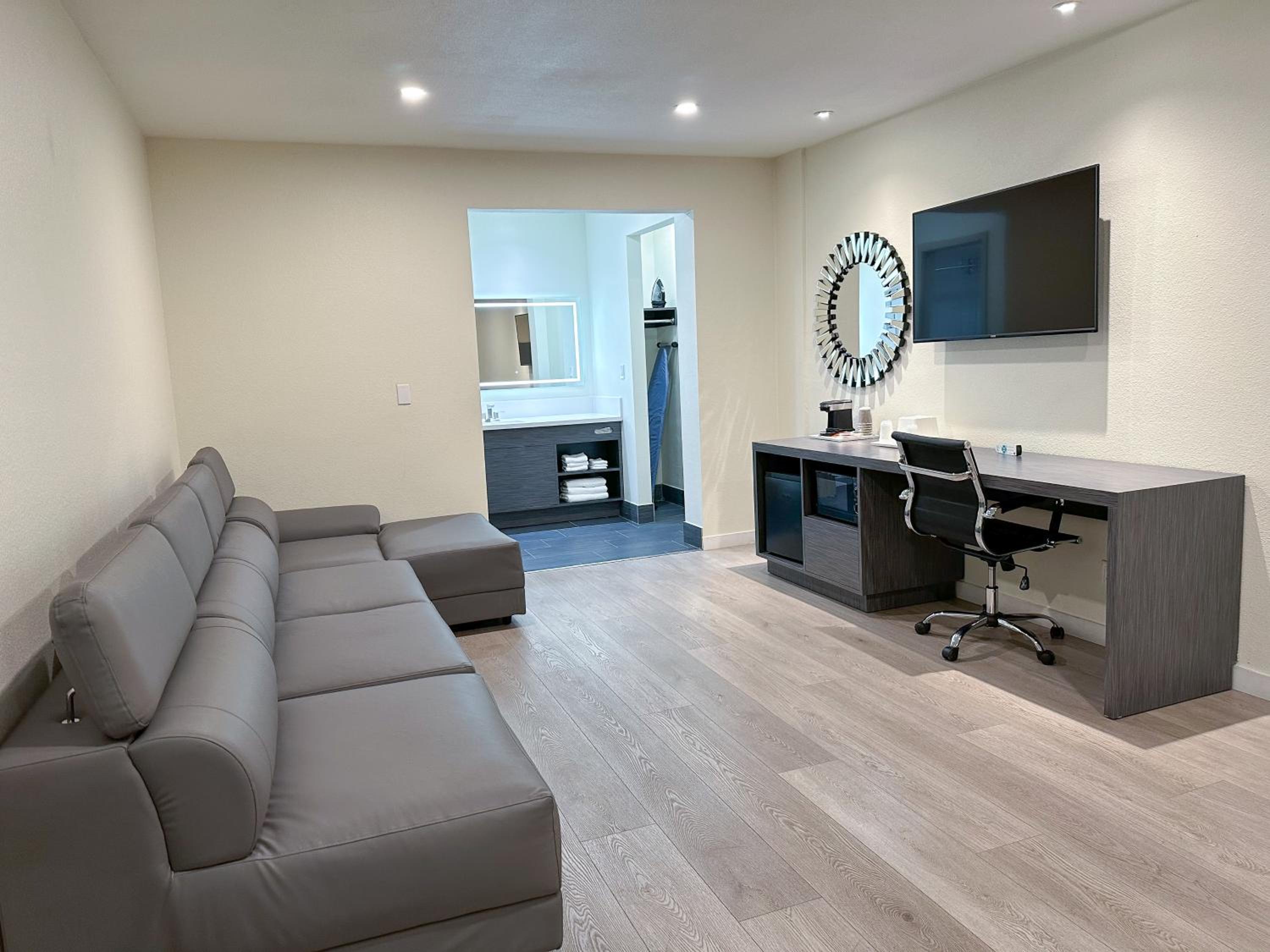 1 King Bed, 1 Queen Bed, 1 Bunk Bed, 2 Bedroom Family Suite, NSMK - Photo 2