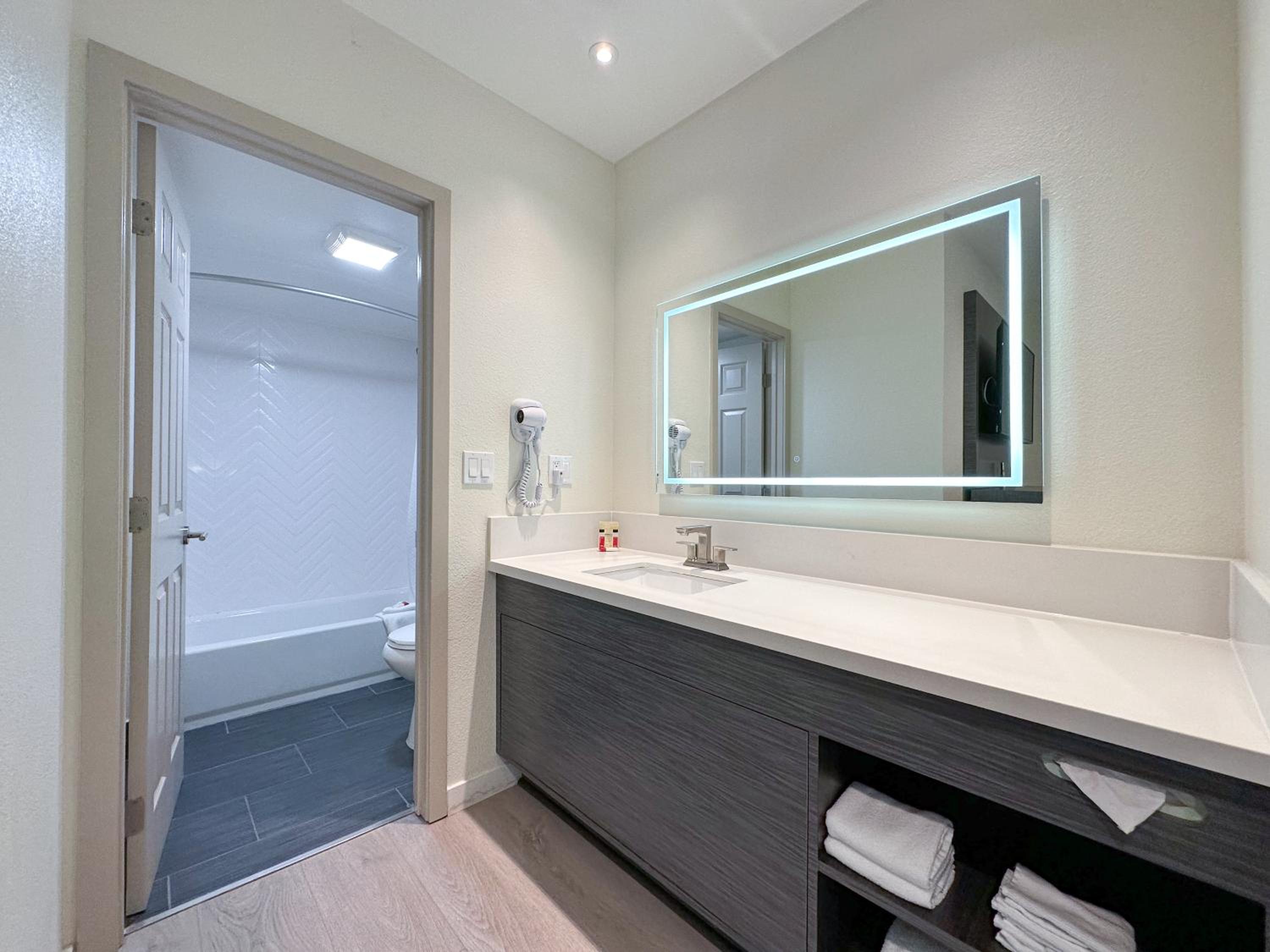 1 King Bed, 1 Queen Bed, 1 Bunk Bed, 2 Bedroom Family Suite, NSMK - Photo 4