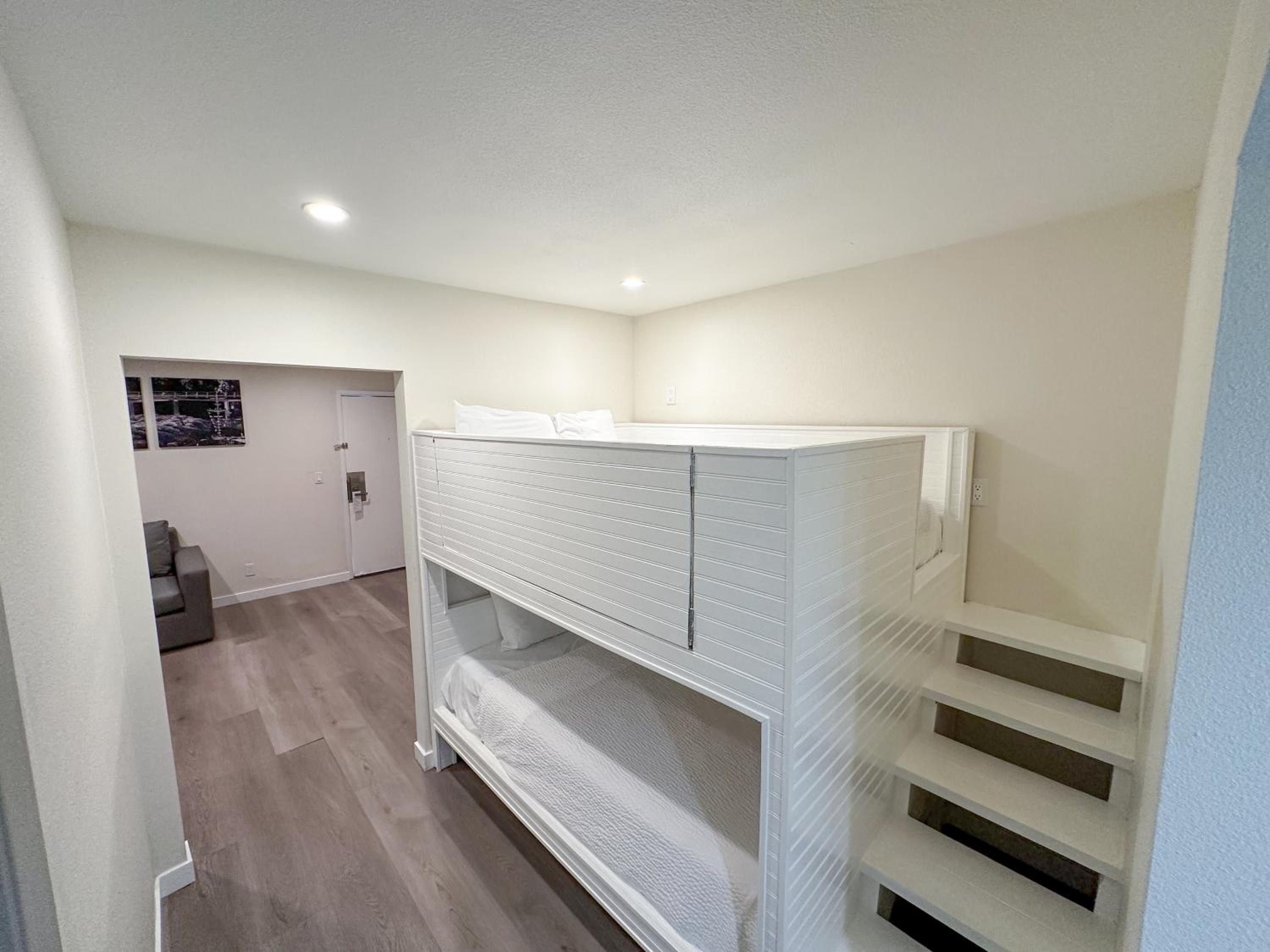 1 Queen Bed, 1 Bunk Bed, 1 Bedroom Family Suite, Non-Smoking - Photo 2