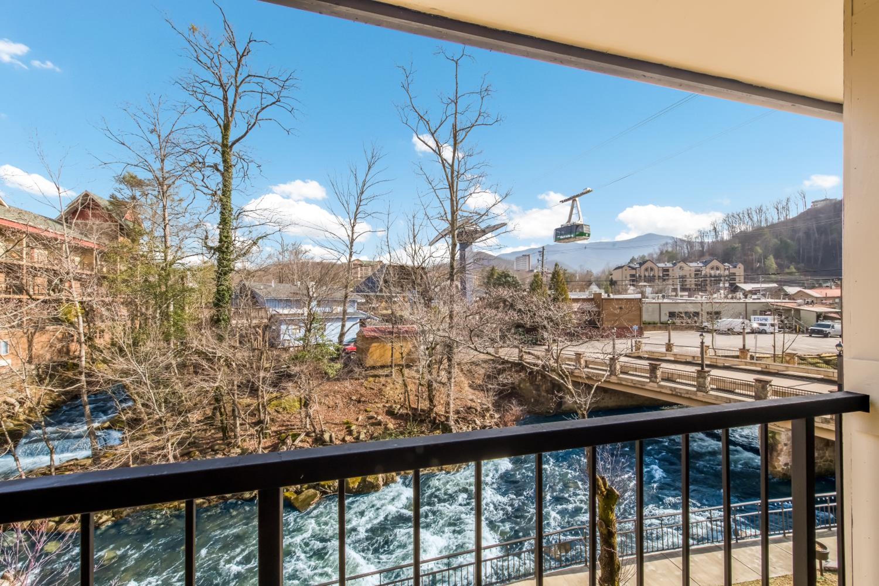 King Room with River View - Non-smoking photo 2