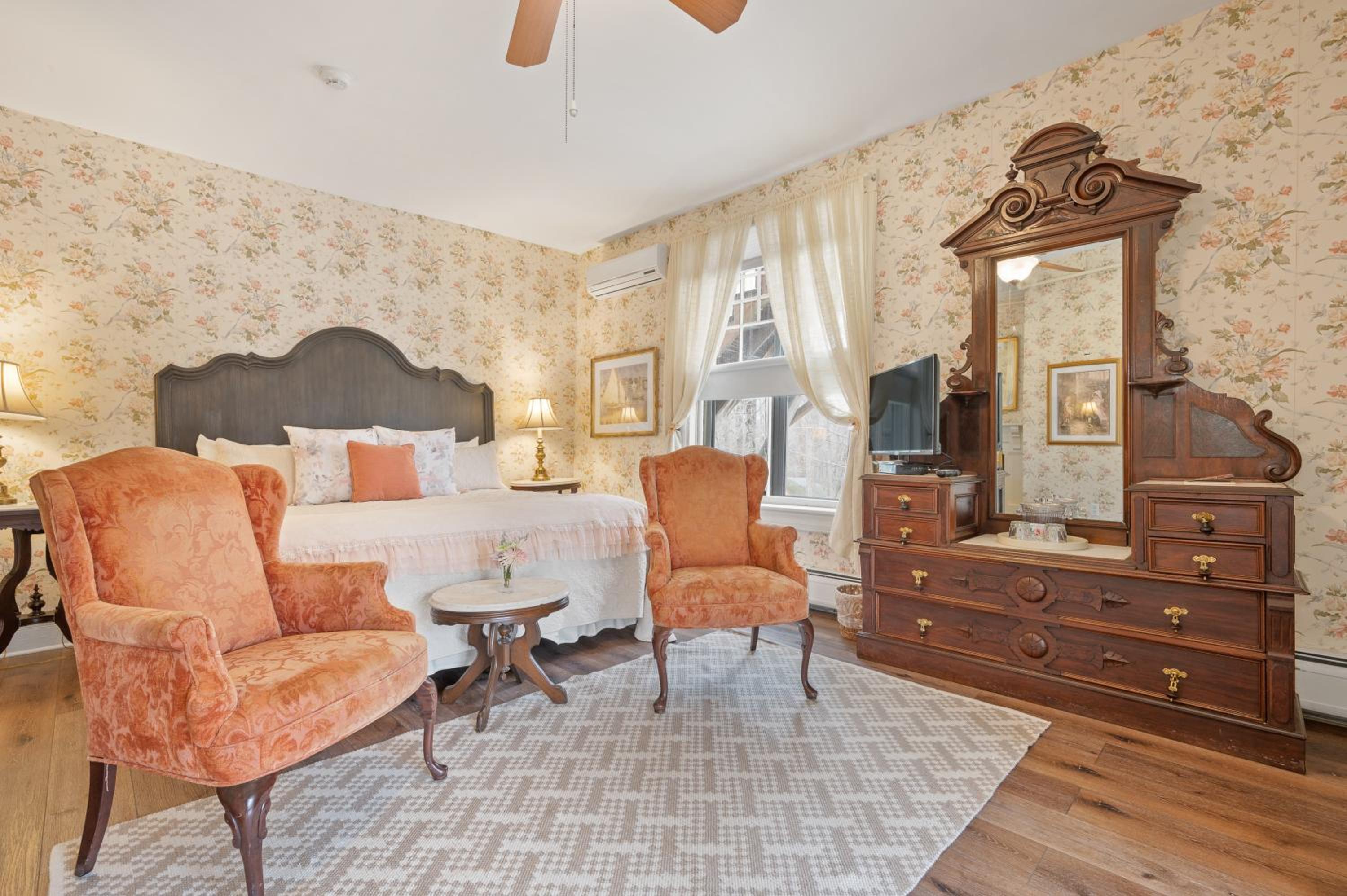 Deluxe King Room photo 2
