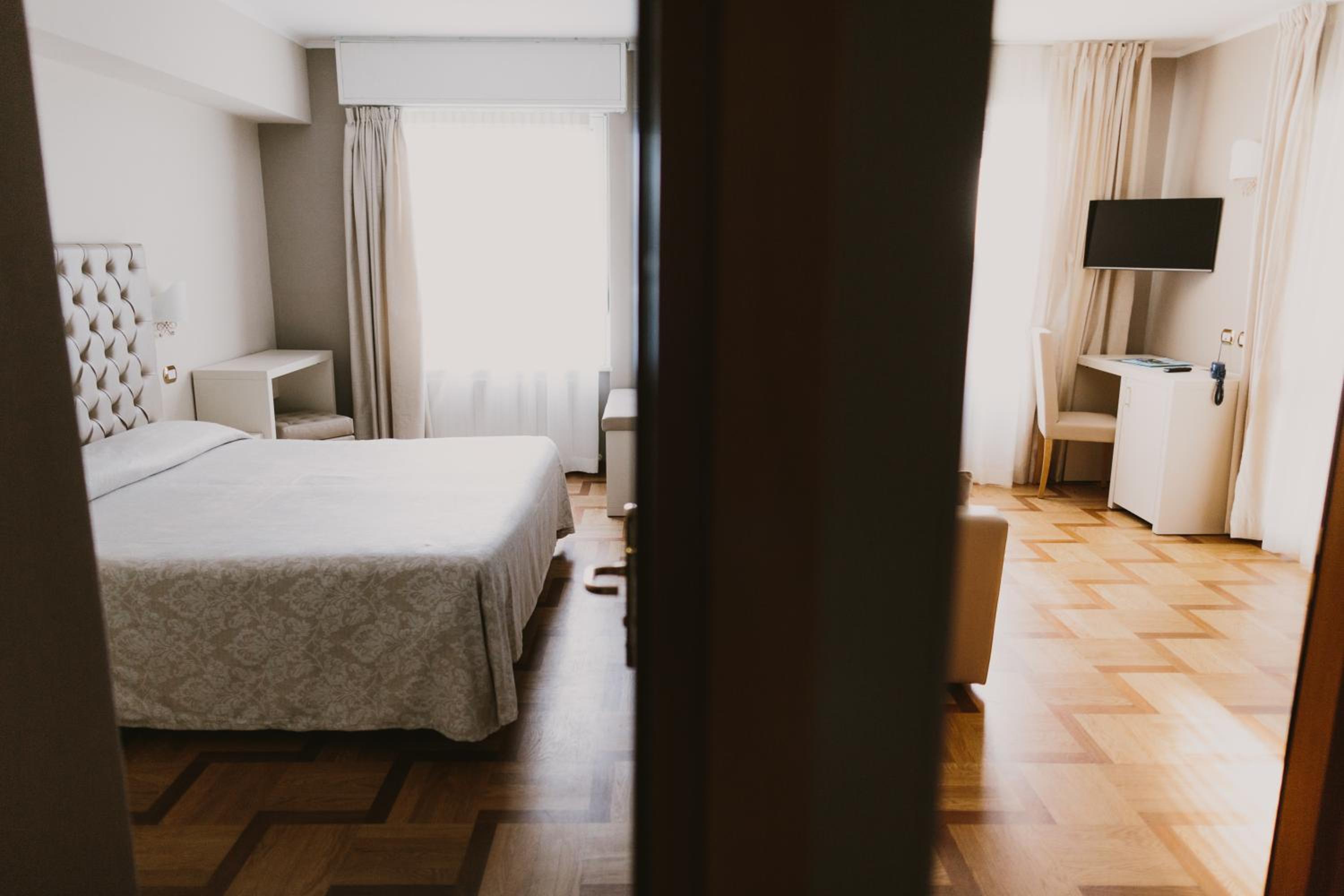 Suite with Beach Access photo 2