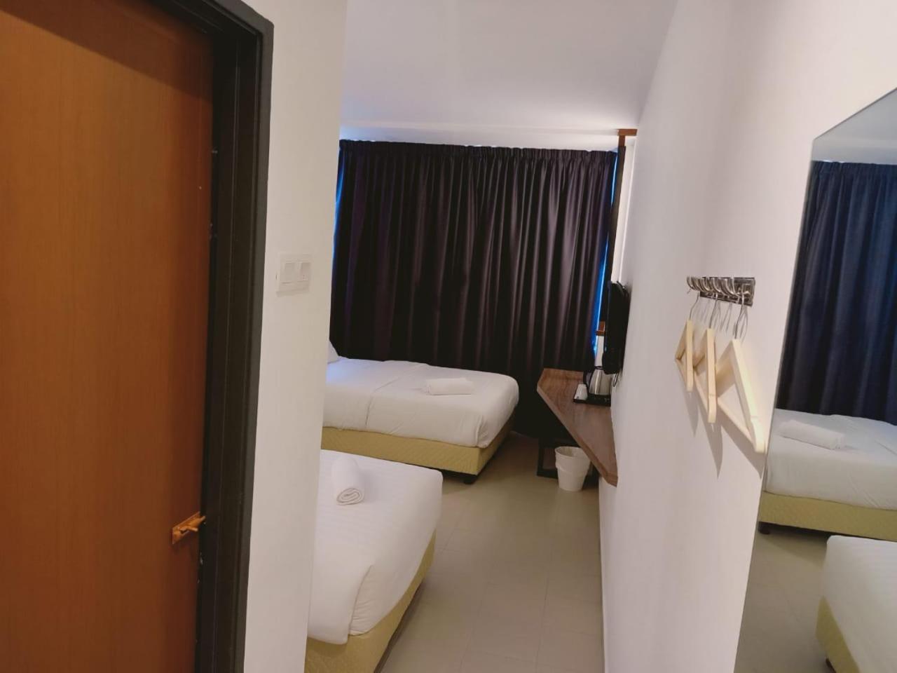 Deluxe Family Room With 2 Queen & 2 Single Bed photo 1