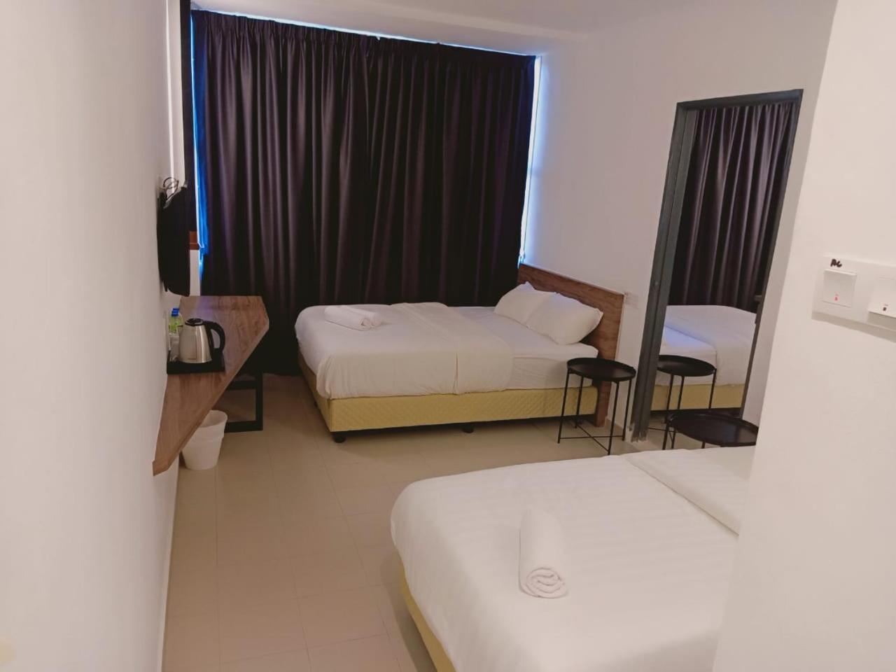 Deluxe Family Room With 2 Queen & 2 Single Bed photo 3