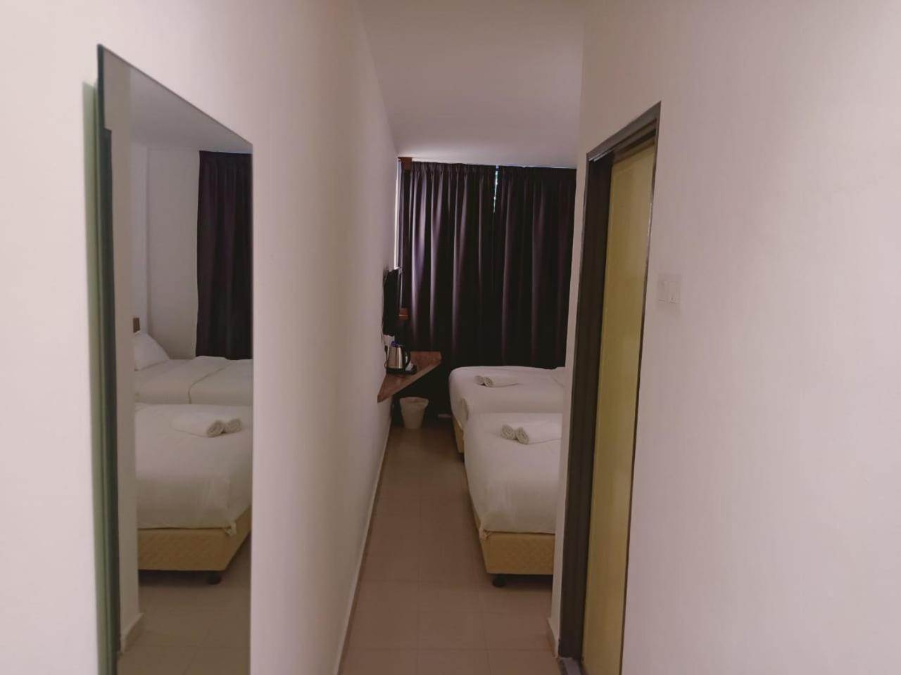 Deluxe Room With 2 Queen Bed - Photo 3