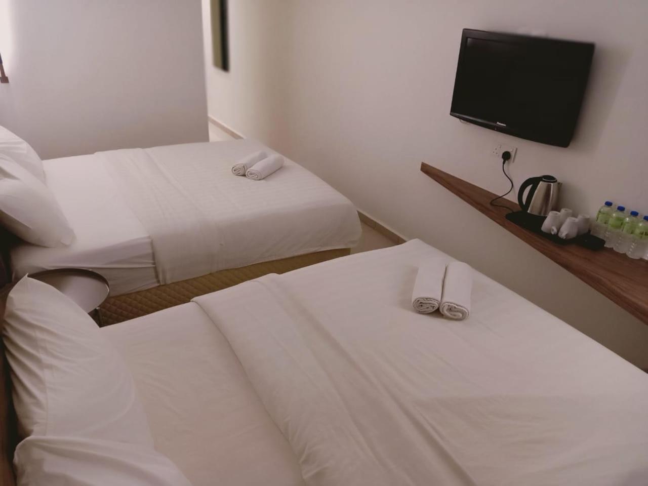 Deluxe Room With 2 Queen Bed - Photo 2