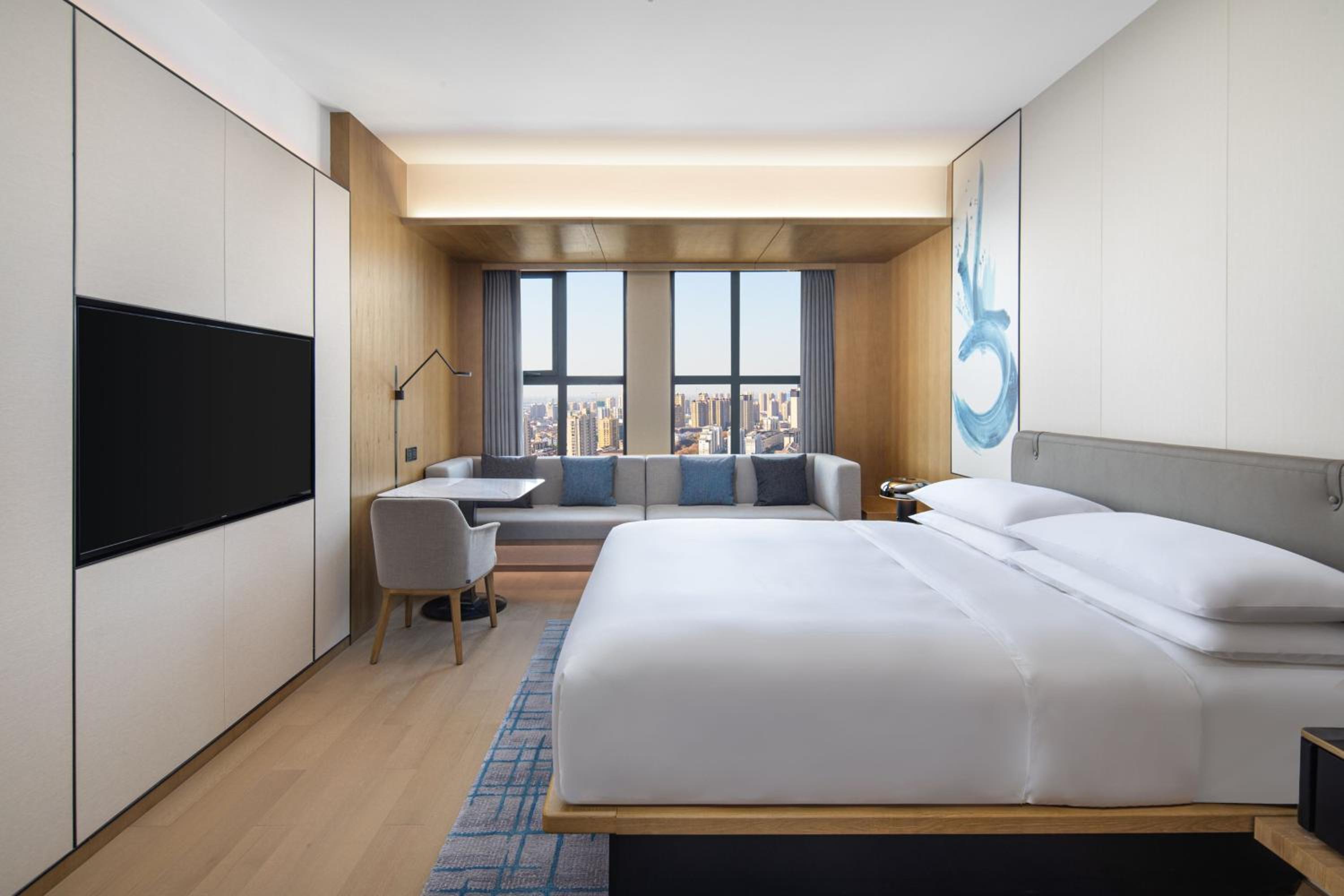 Deluxe King Room with City View
