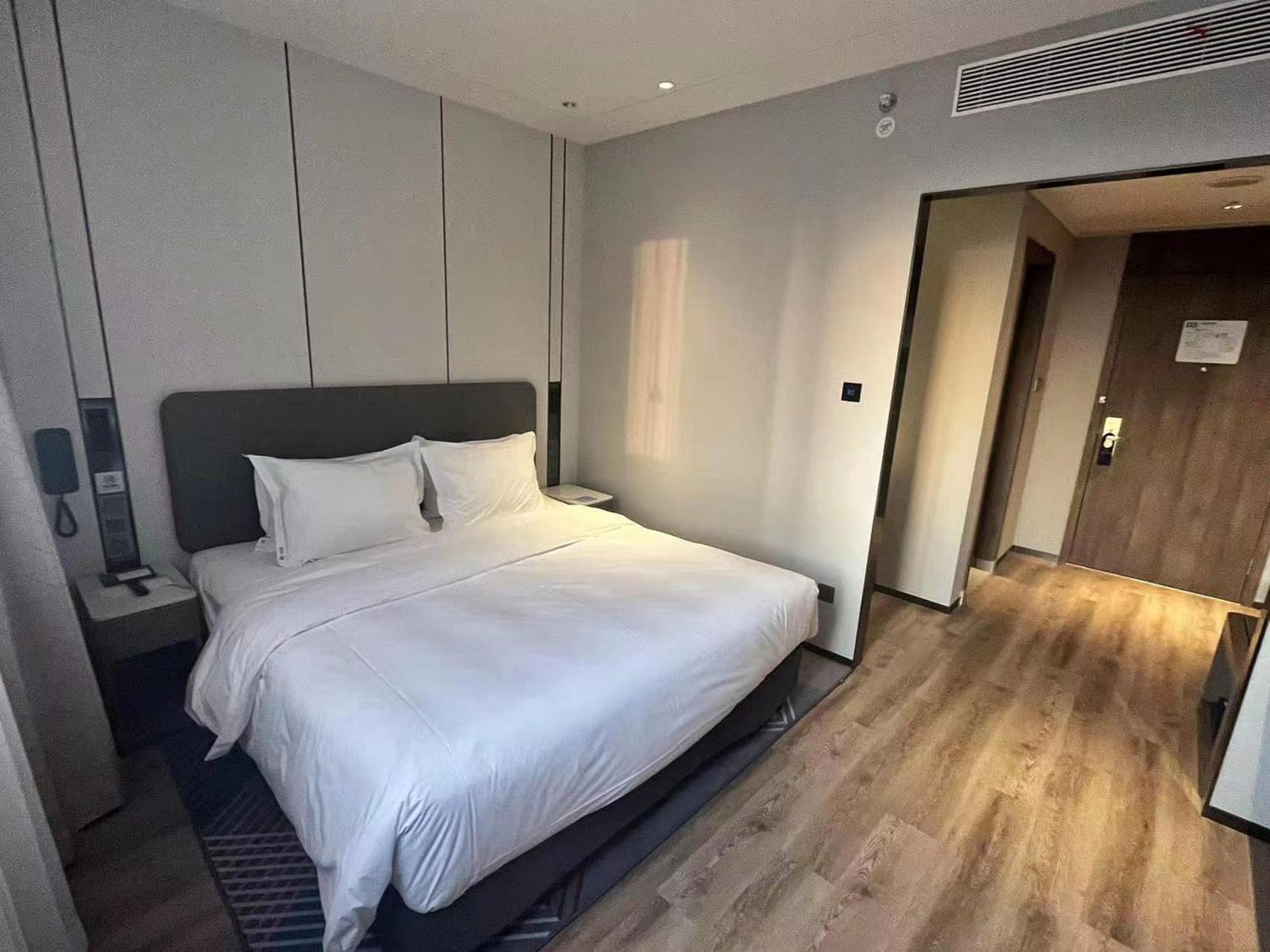 Standard King Room - Photo 2