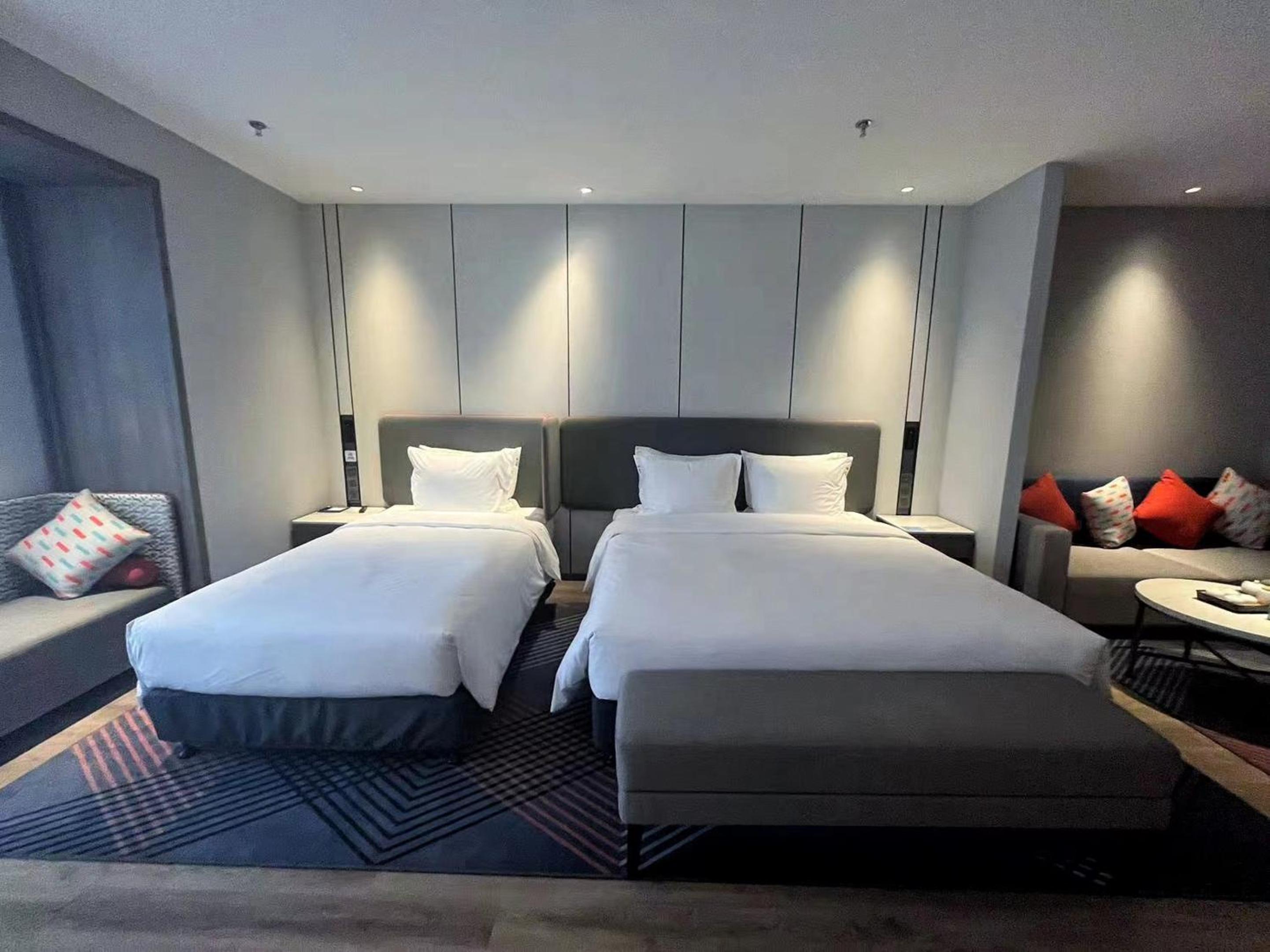 Standard King Room with One Kids Bed - Photo 2