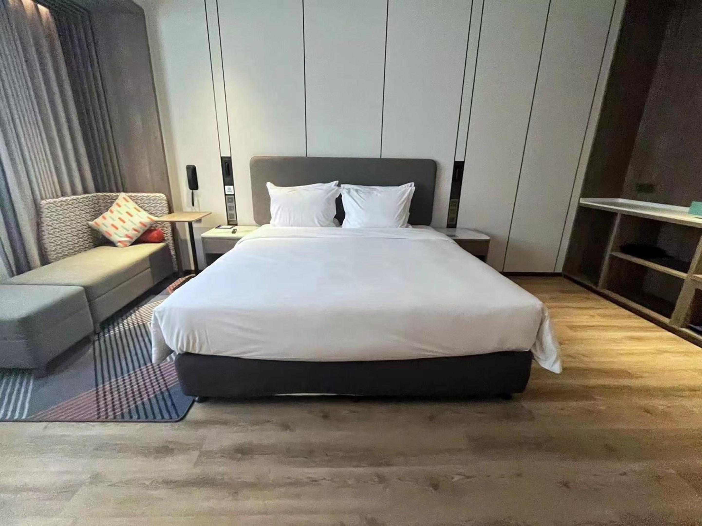 Standard King Room - Accessible - Photo 1