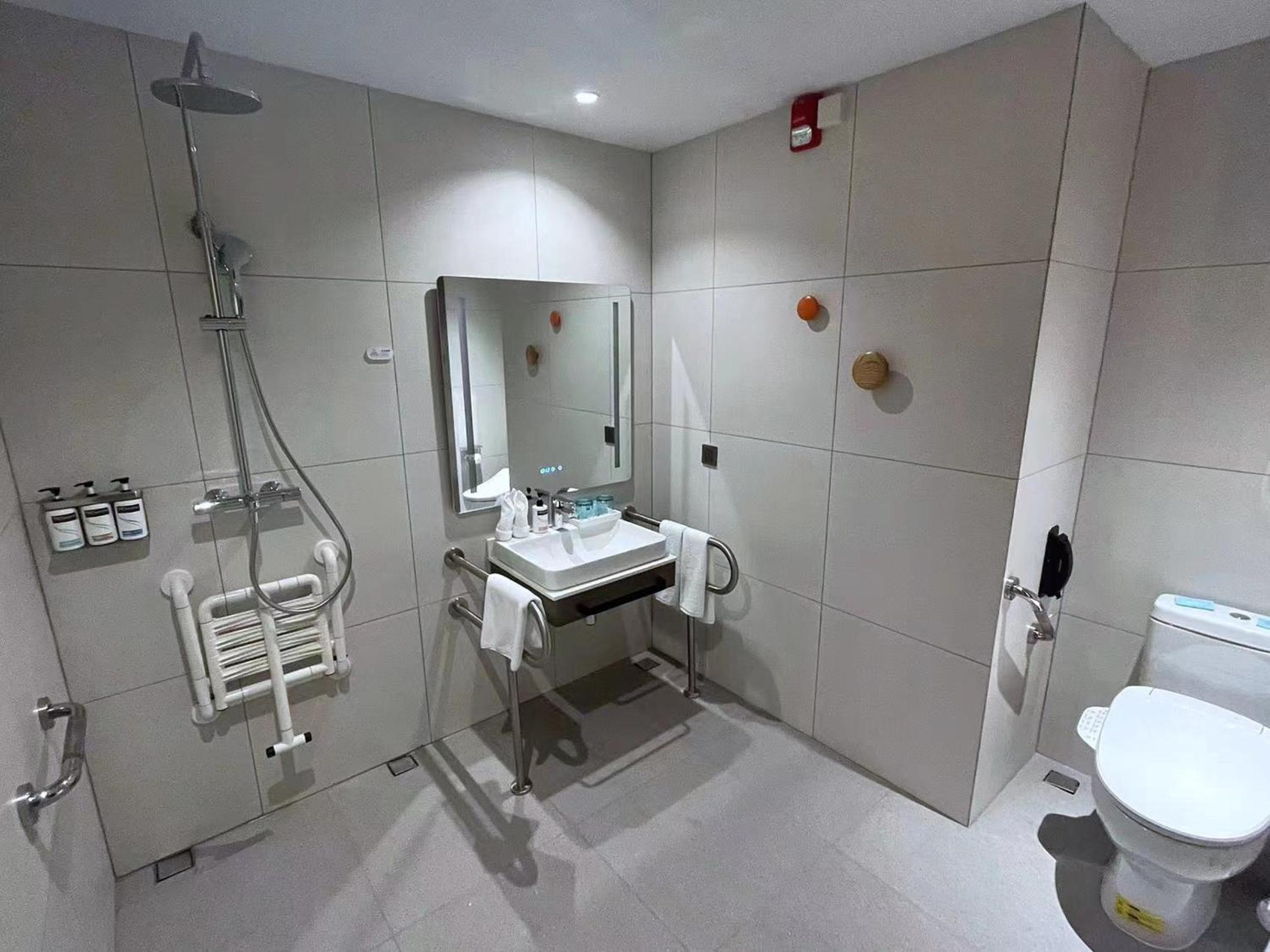 Standard King Room - Accessible - Photo 2