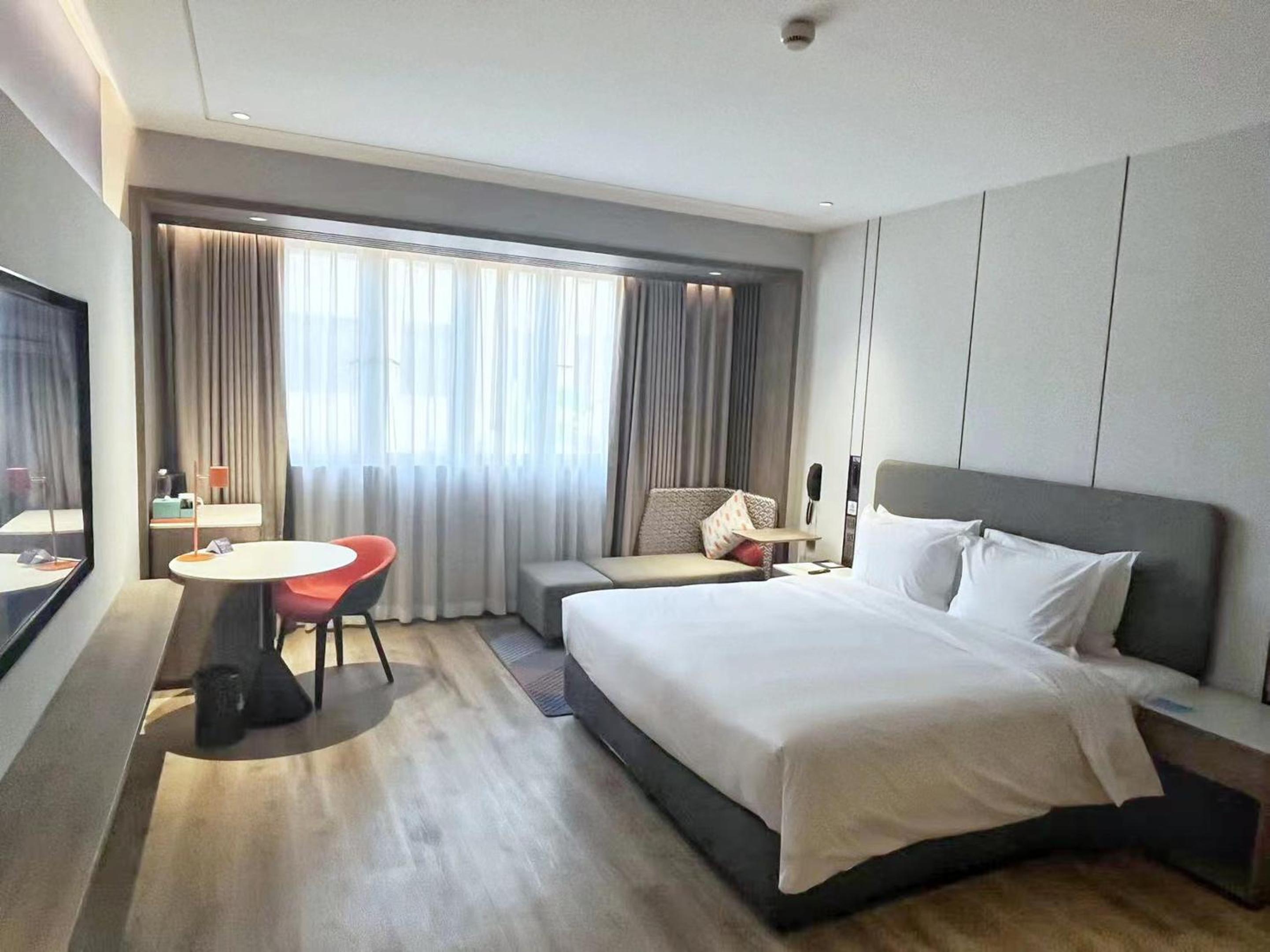 Standard King Room - Accessible - Photo 3