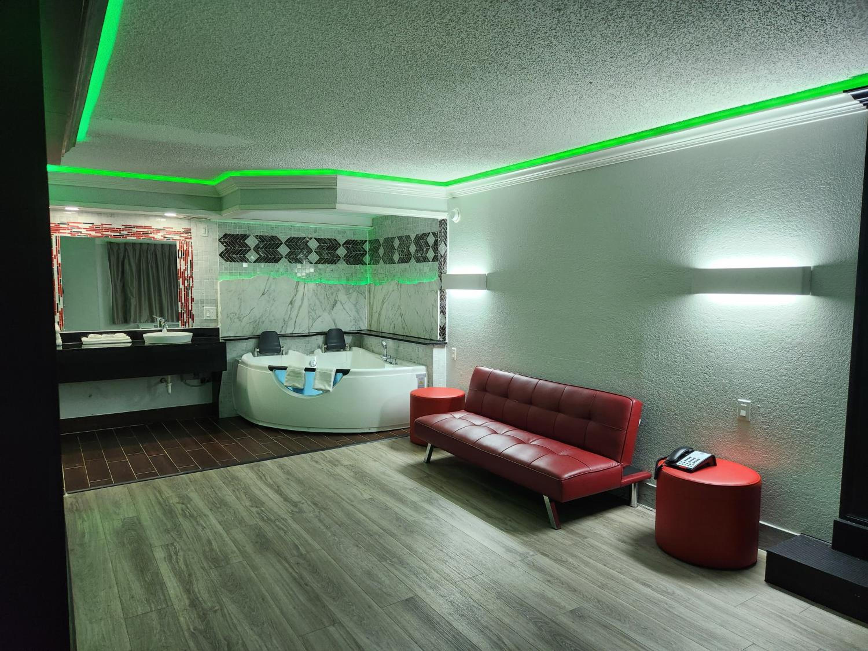 King Room with Spa Bath - Smoking, photo 7