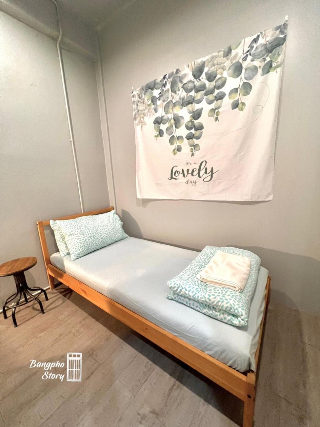 Small Single Room photo 3