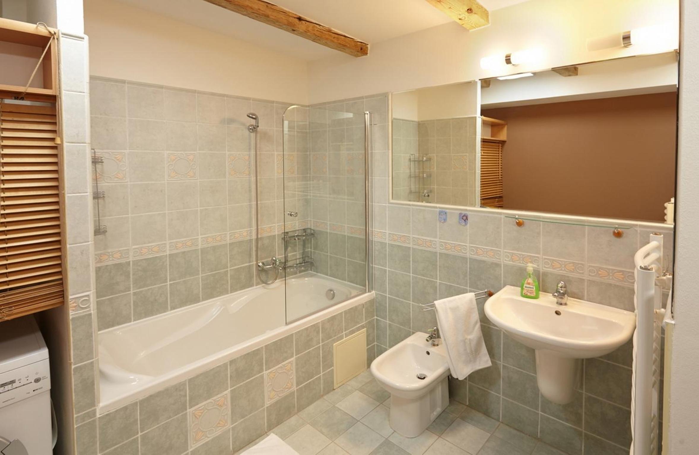 One-Bedroom Apartment with View and Terrace - Photo 9