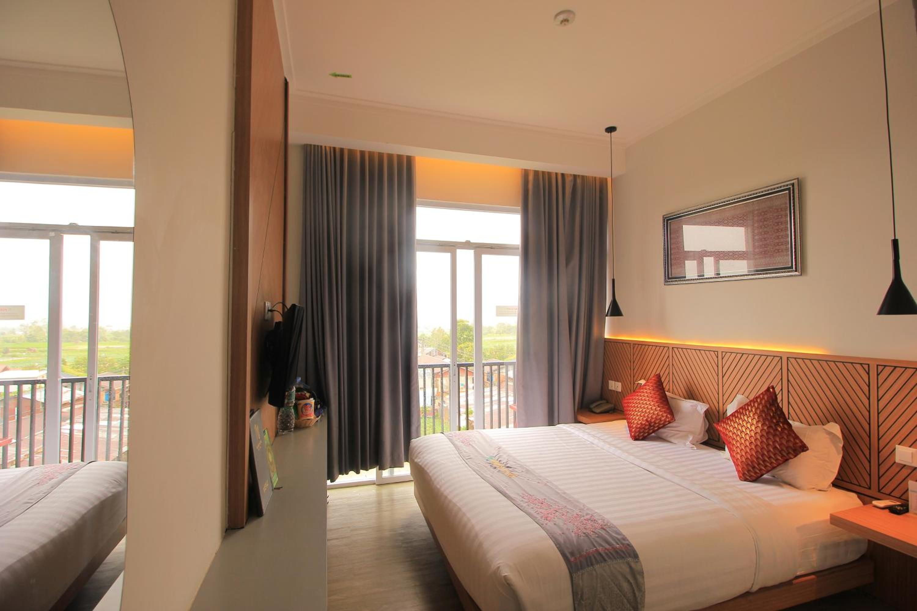 Deluxe Double Room with Balcony - Photo 4