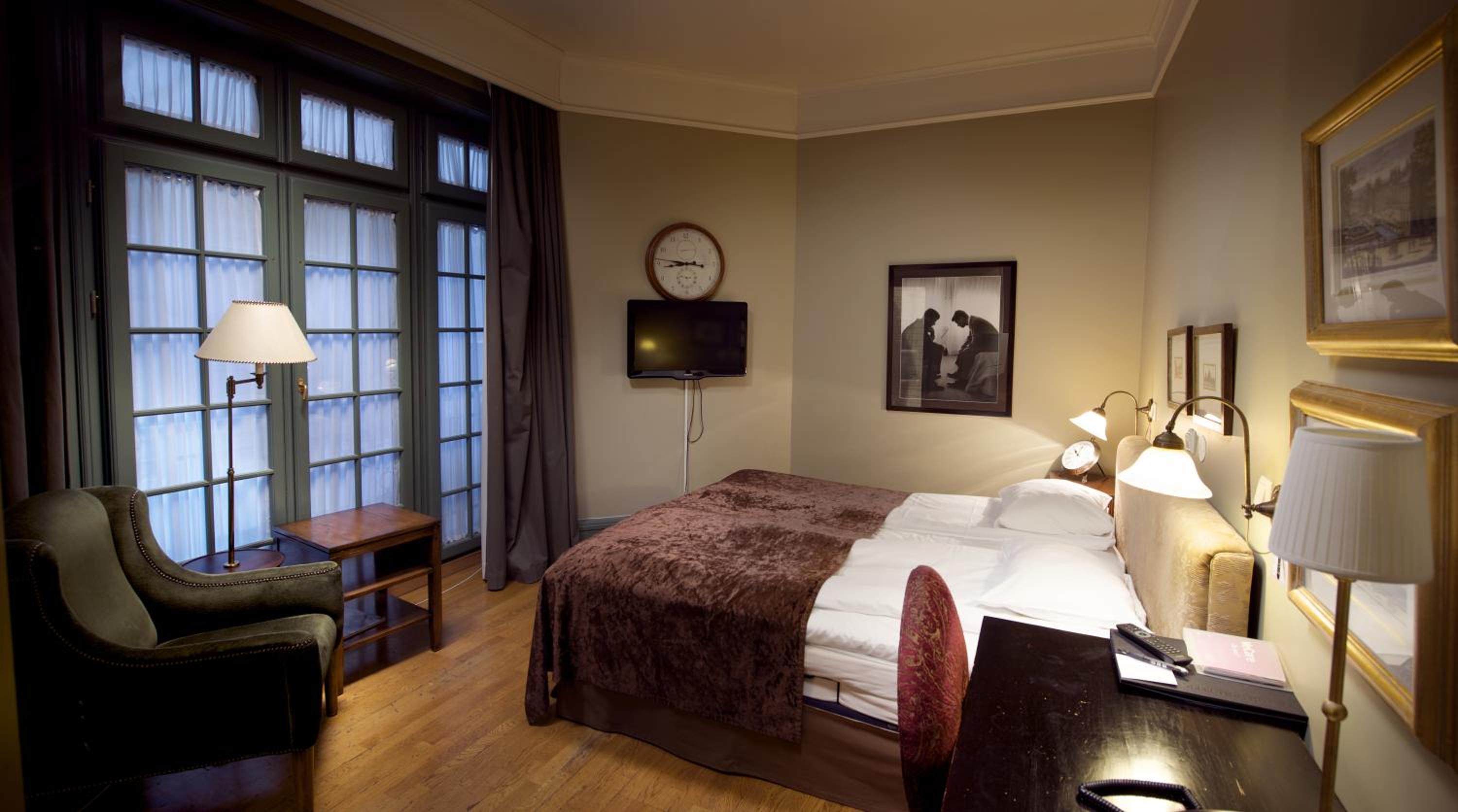 Deluxe Double Room - Photo 11
