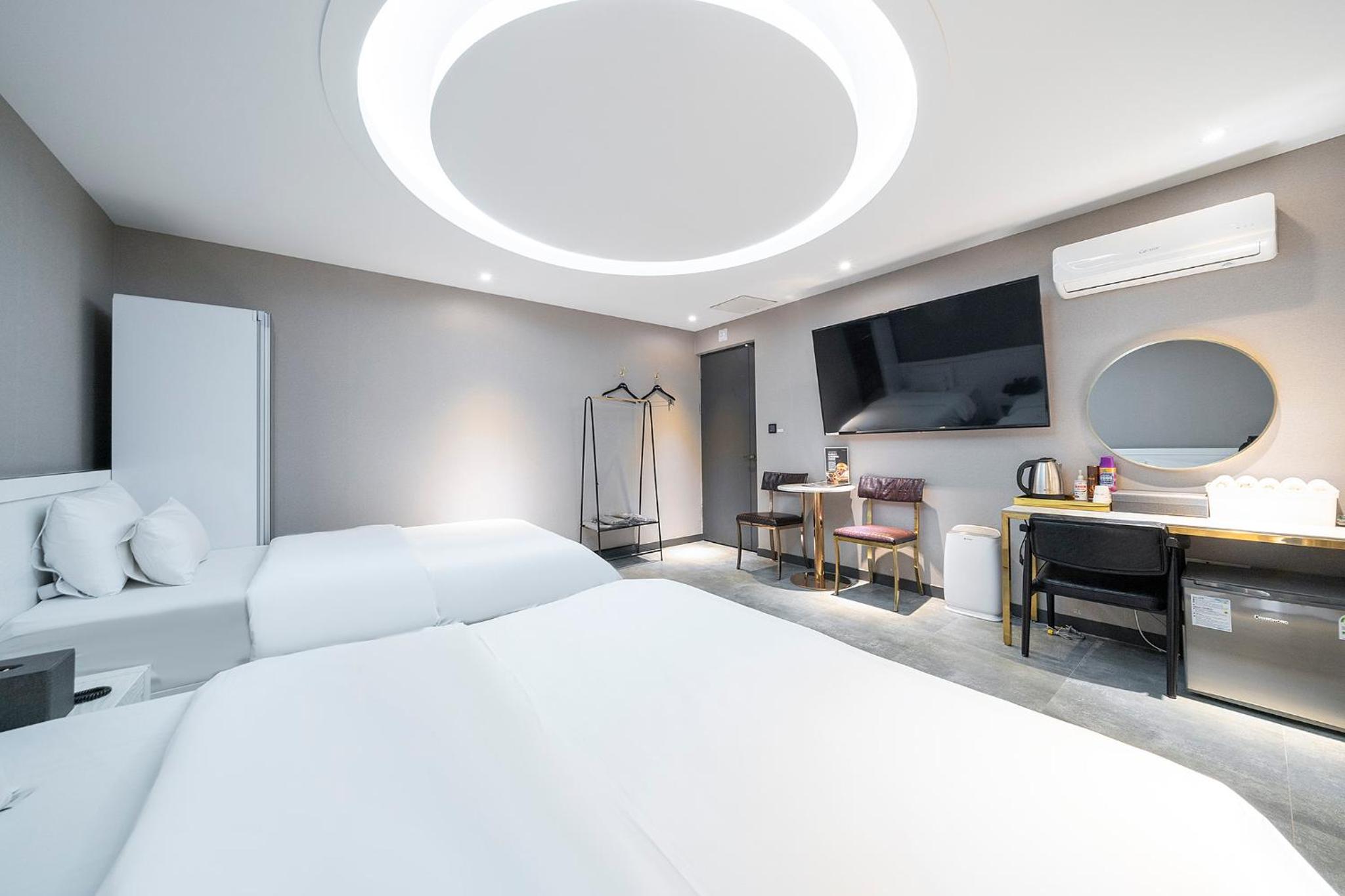 Superior Twin Room - Photo 8