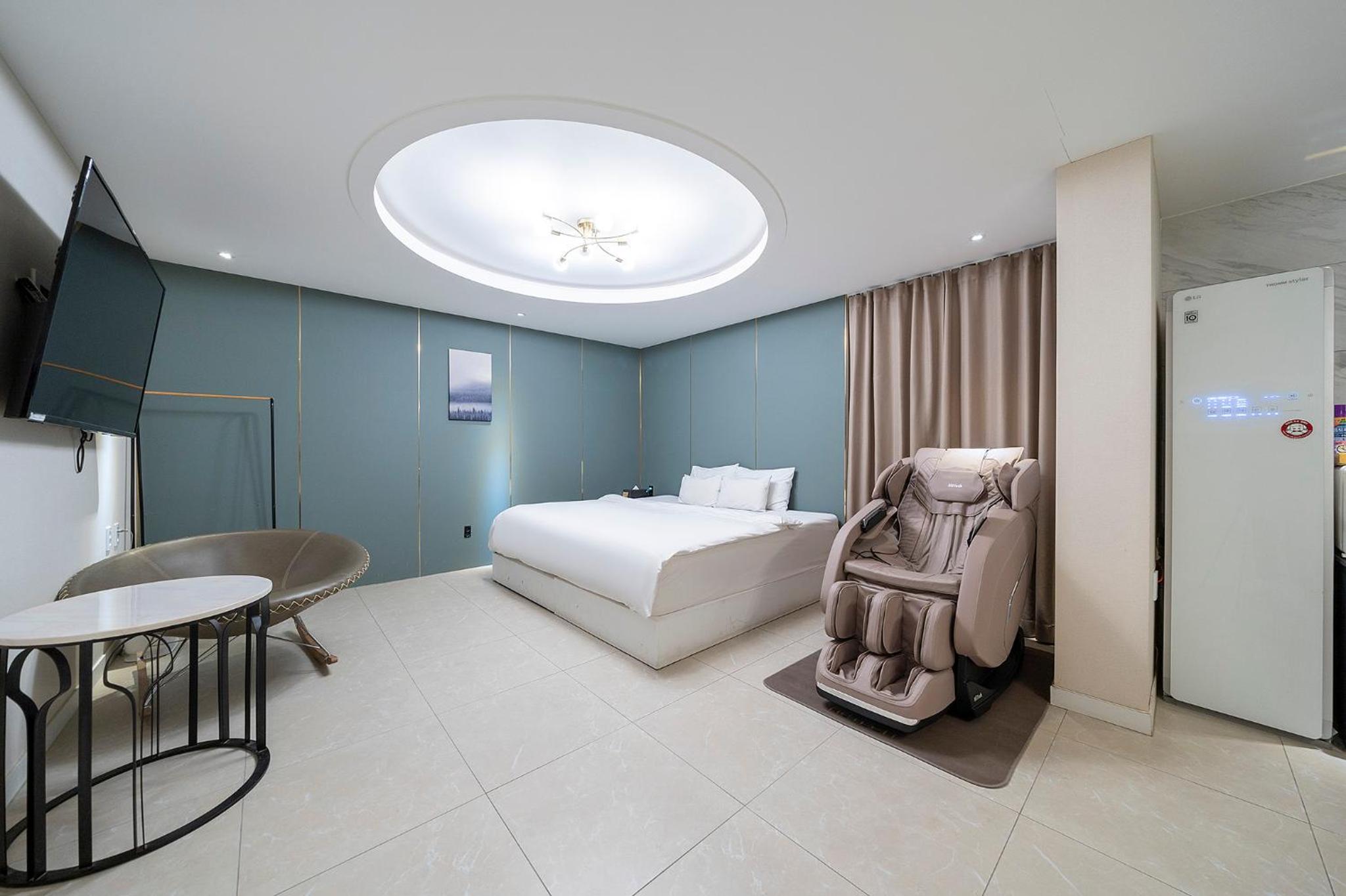 Premium King Room - Photo 4