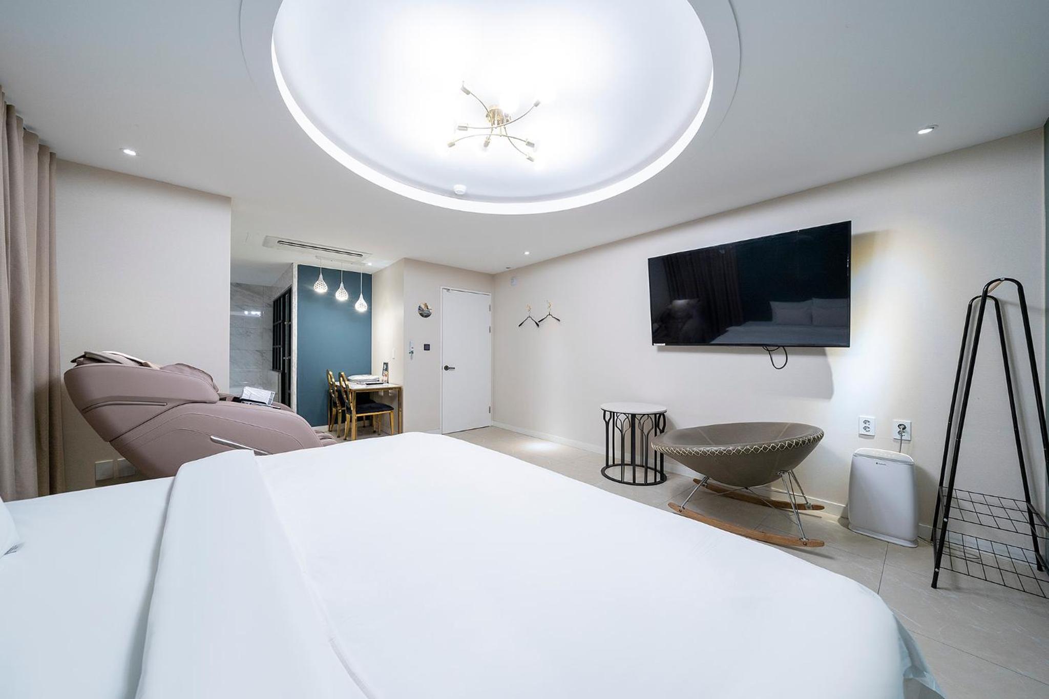 Premium King Room - Photo 2