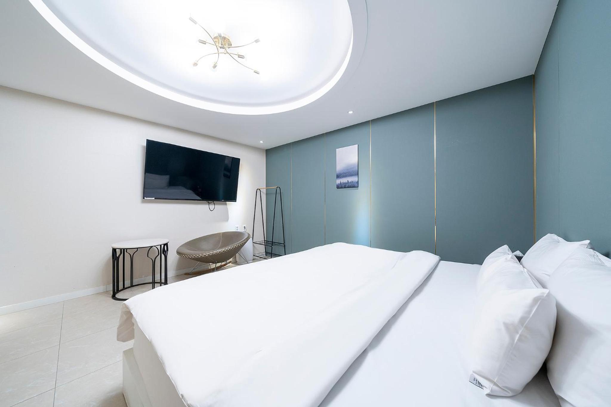 Premium King Room - Photo 3