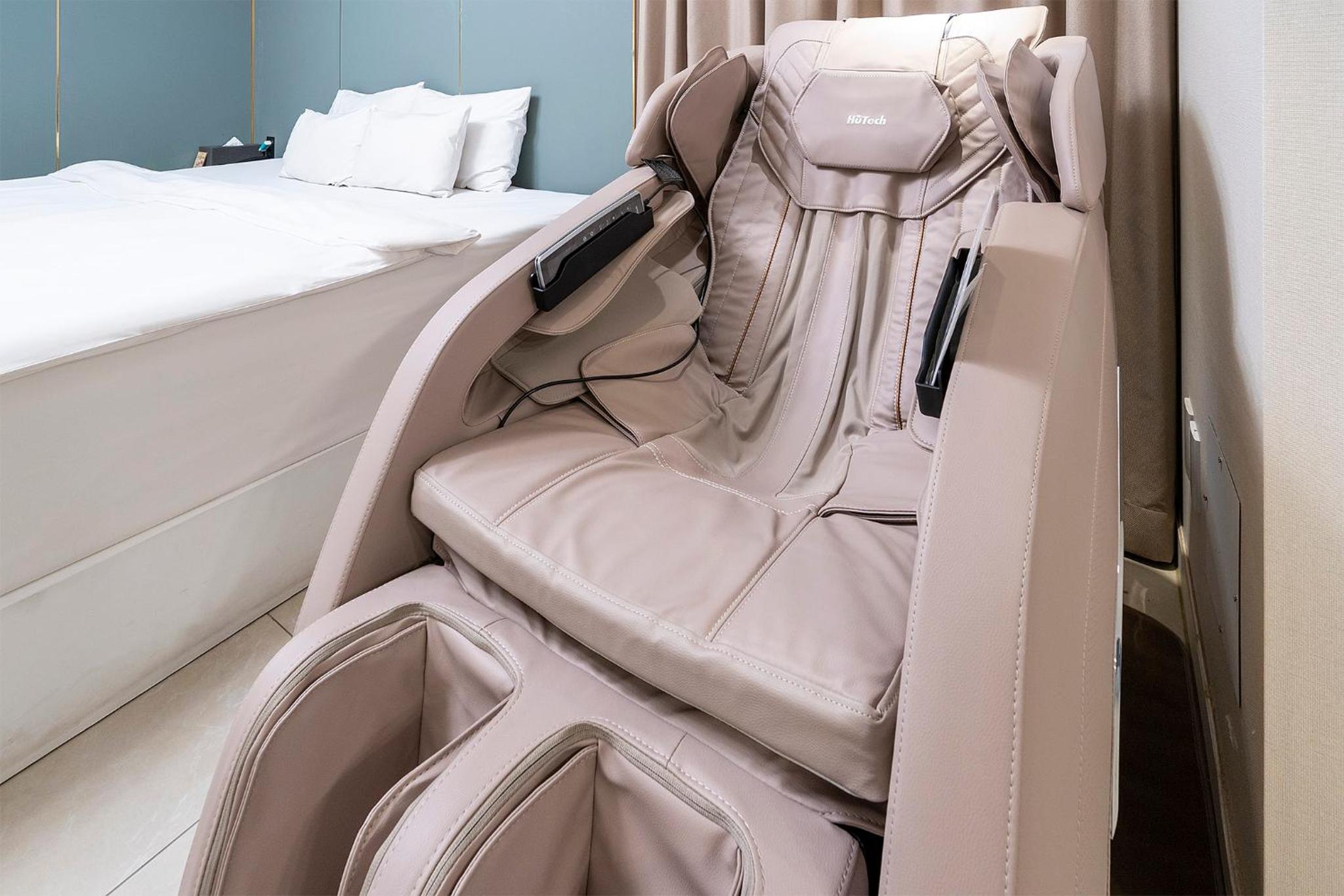 Premium King Room - Photo 5