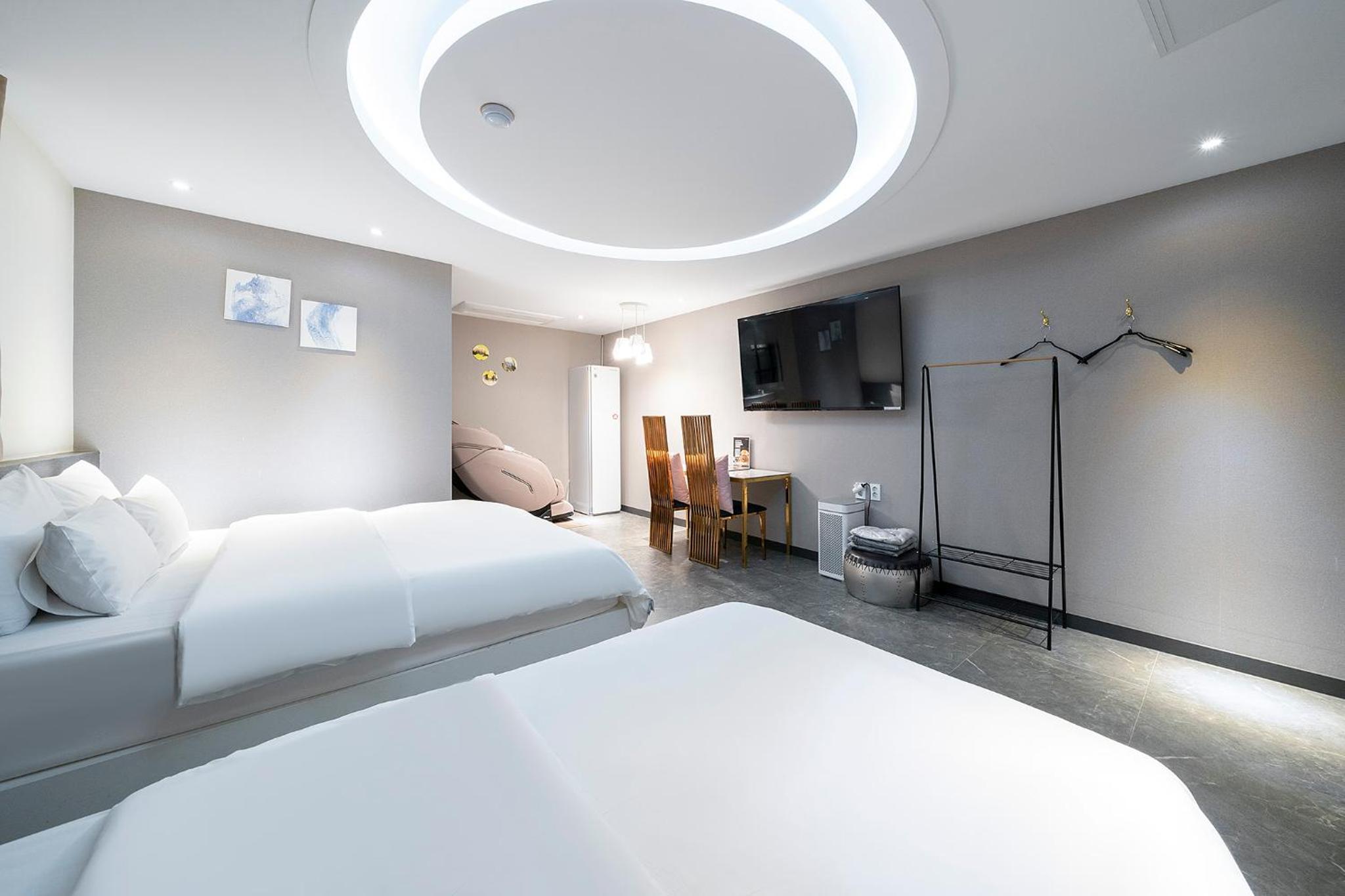 Premium Twin Room - Photo 8