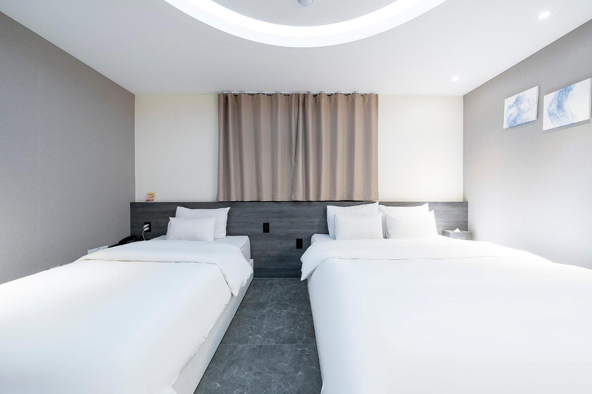 Premium Twin Room - Photo 7