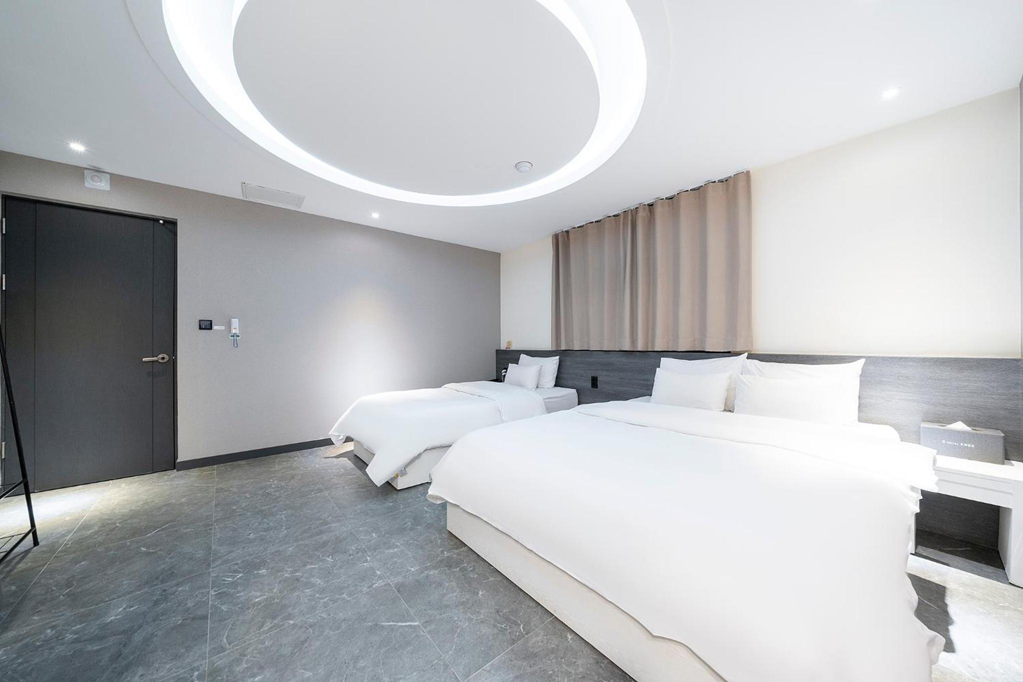 Premium Twin Room - Photo 5