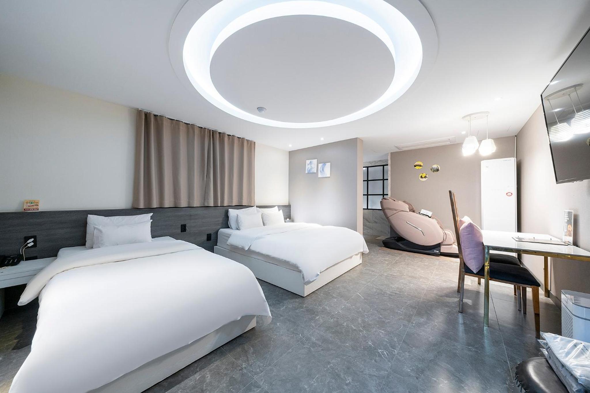 Premium Twin Room - Photo 1