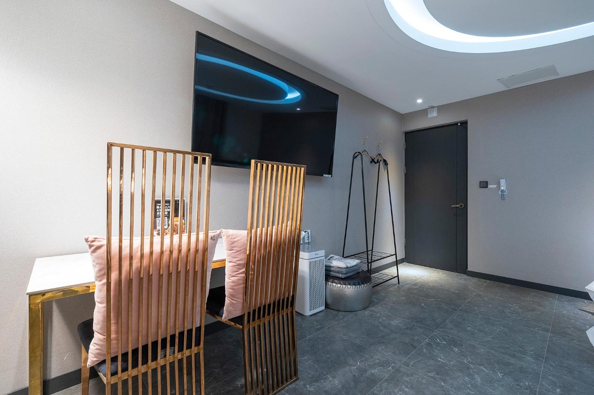Premium Twin Room - Photo 3