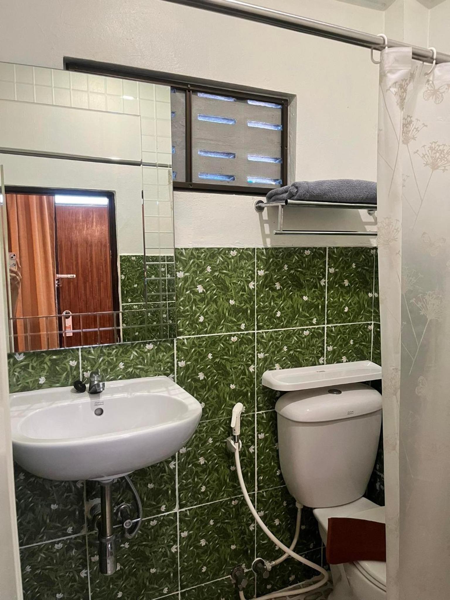 Double Room with Private Bathroom - Photo 2