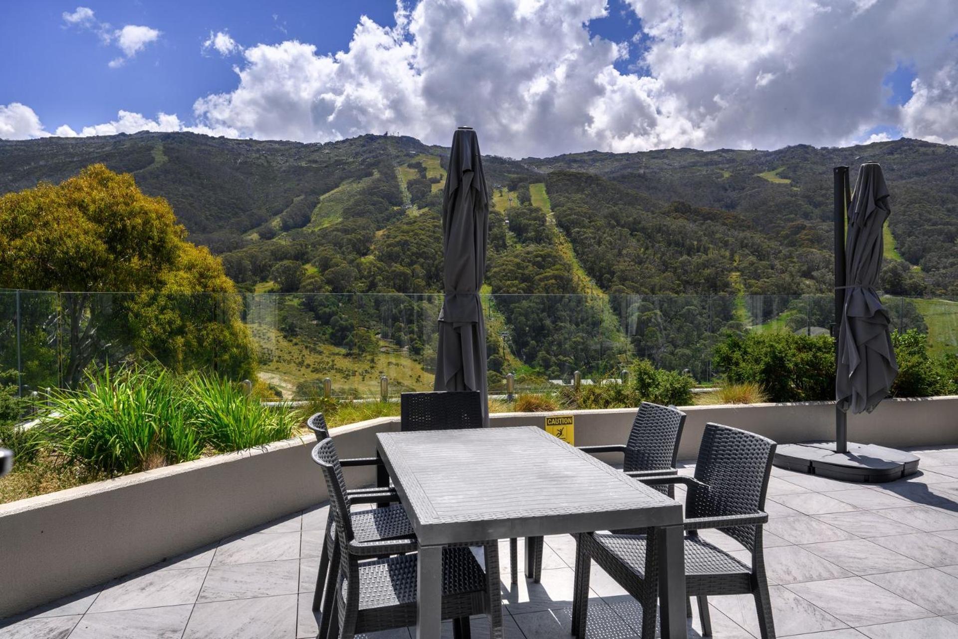 Apartment with Mountain View photo 2