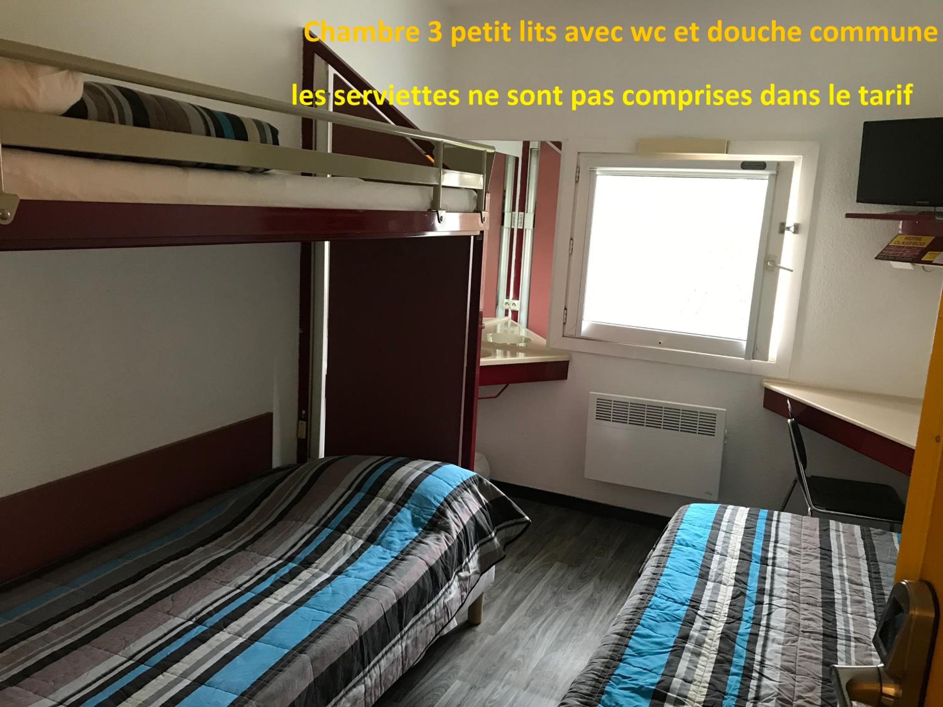 Basic Triple Room with Shared Bathroom photo 2