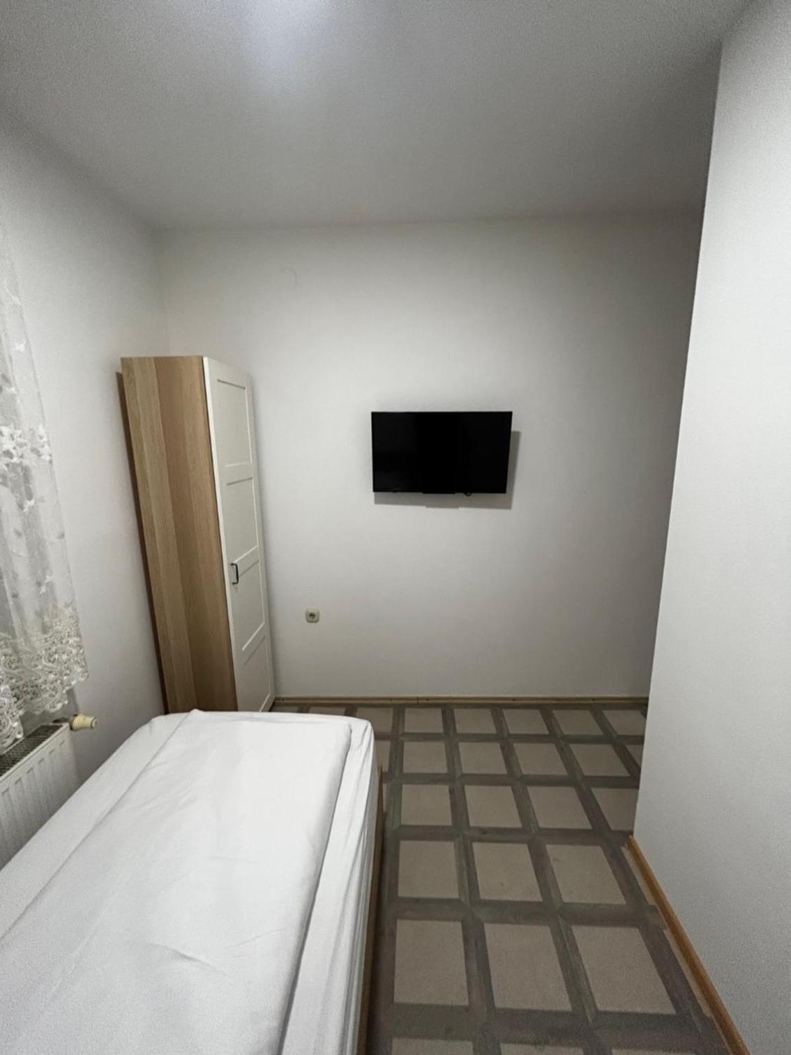 Single Room with Private Bathroom photo 2