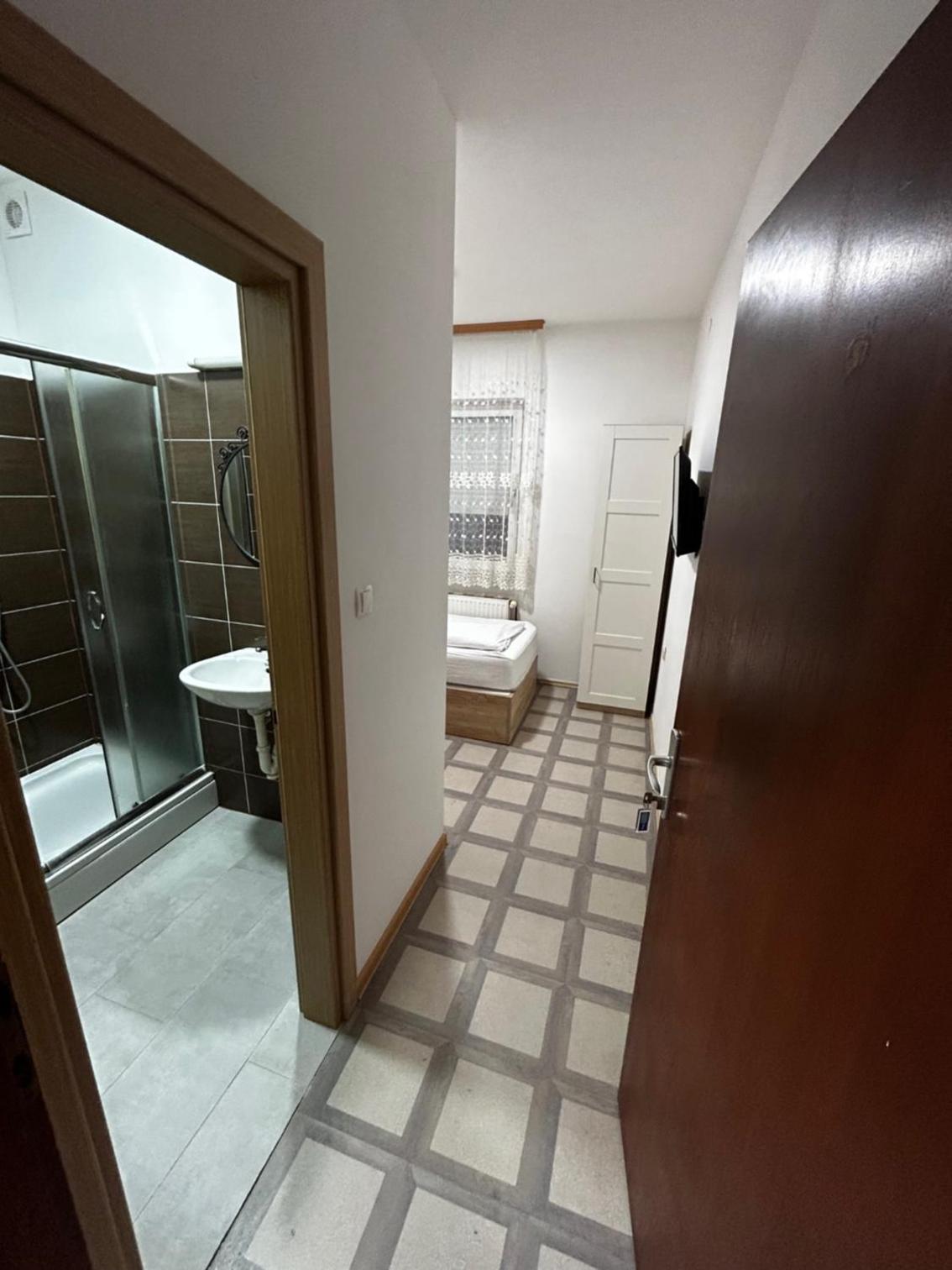 Single Room with Private Bathroom photo 1