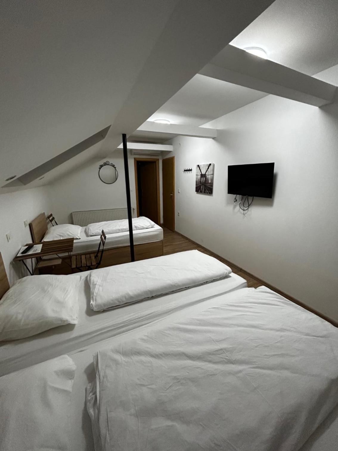 Triple Room with Private Bathroom photo 1