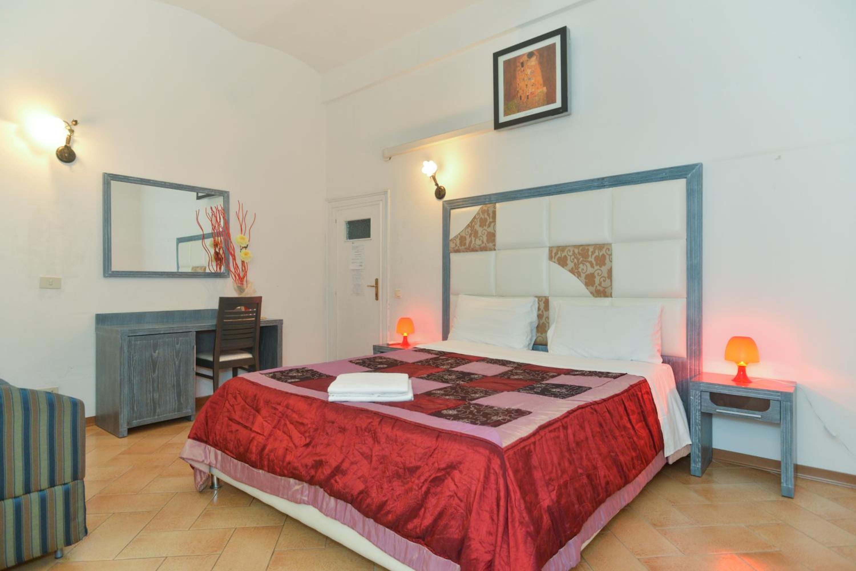 Economy Triple Room with Shared Bathroom photo 3