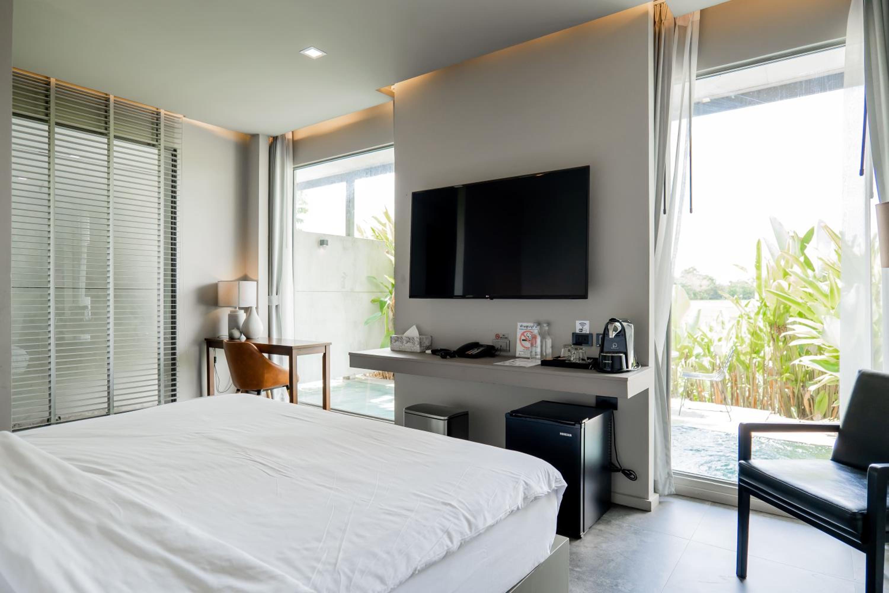 Deluxe Room With Private Pool - Photo 12