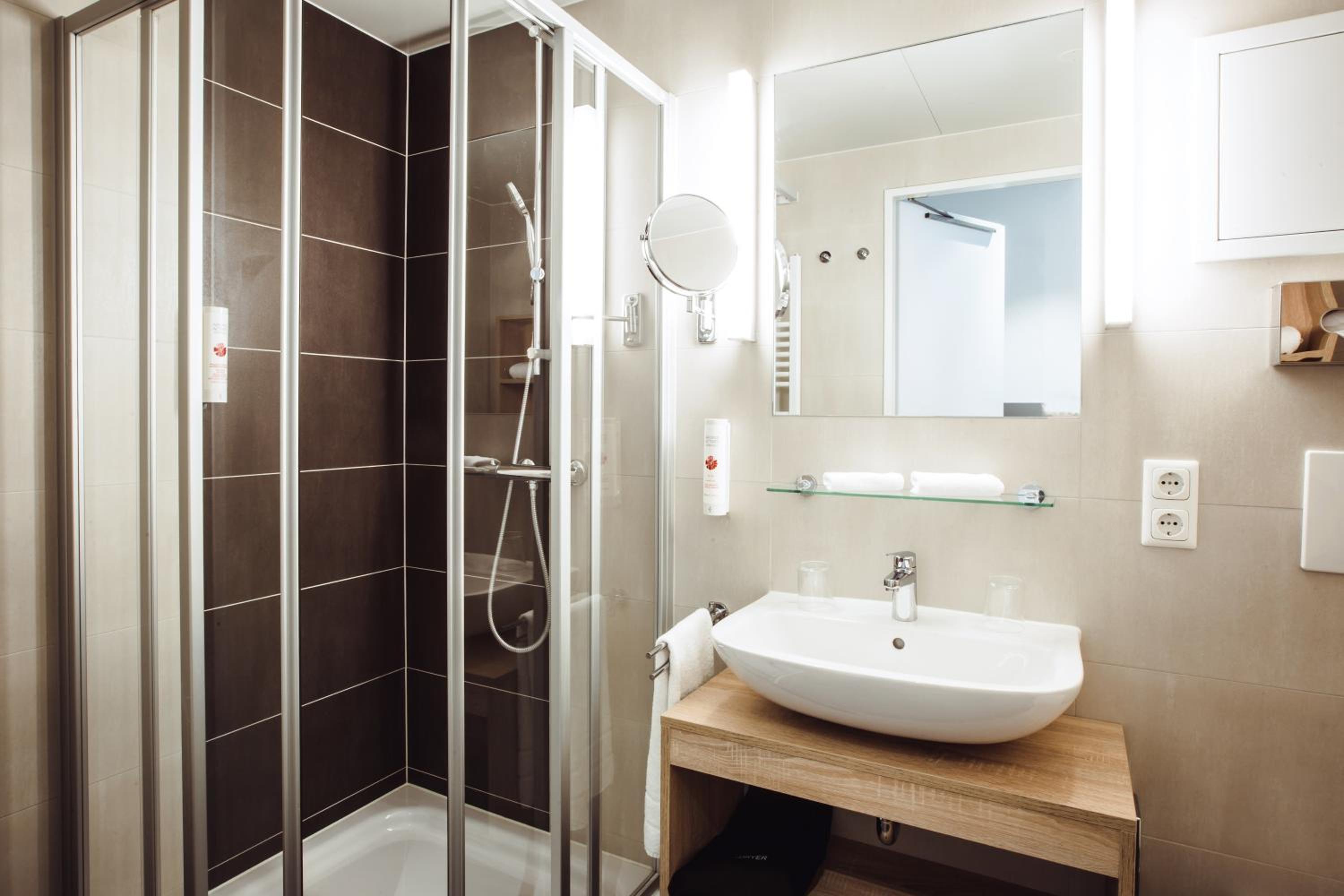 Standard Twin Room with Kitchenette - Non-Smoking - Photo 6