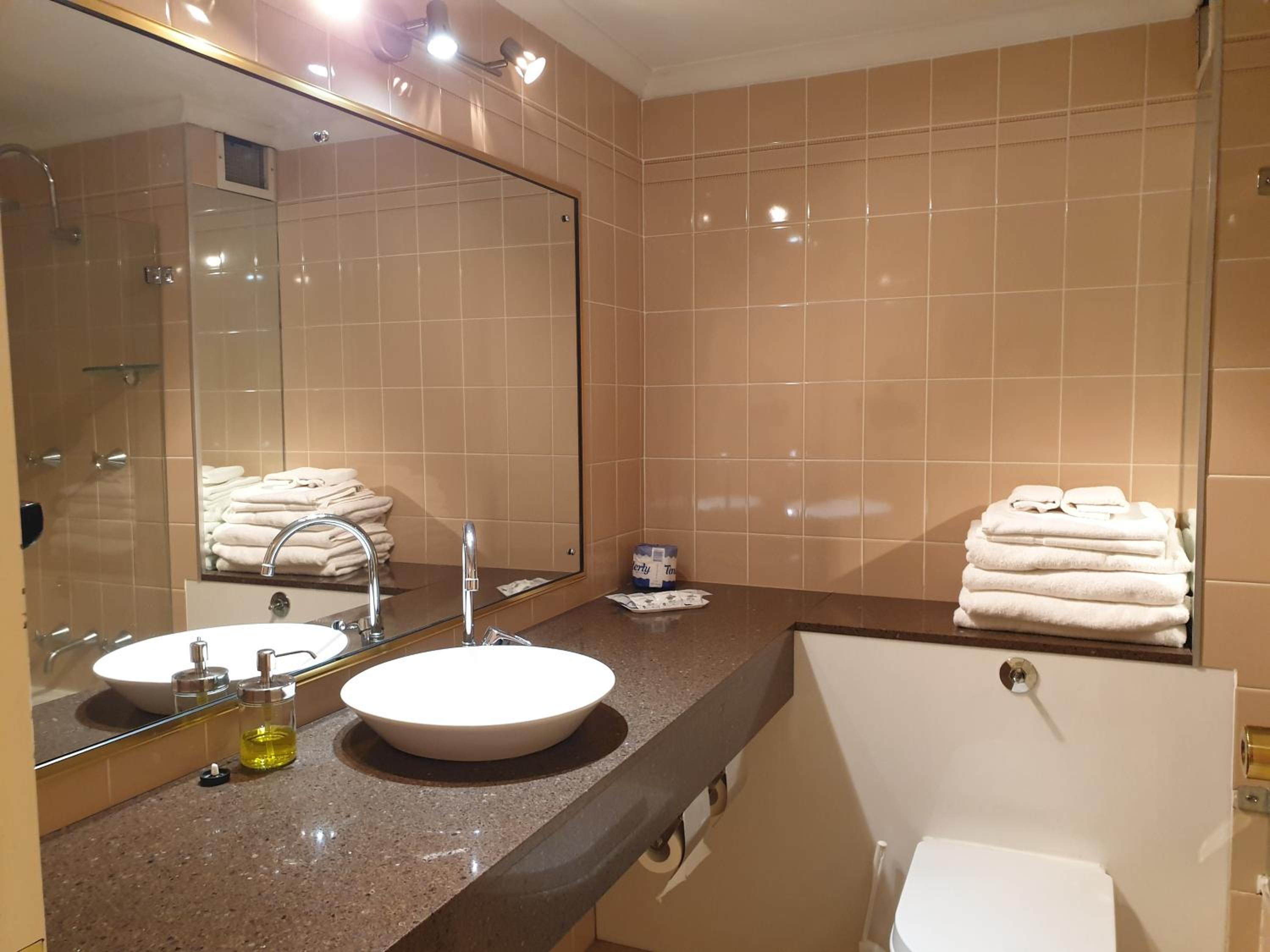 Deluxe Twin Queen Room (No Pets) photo 3
