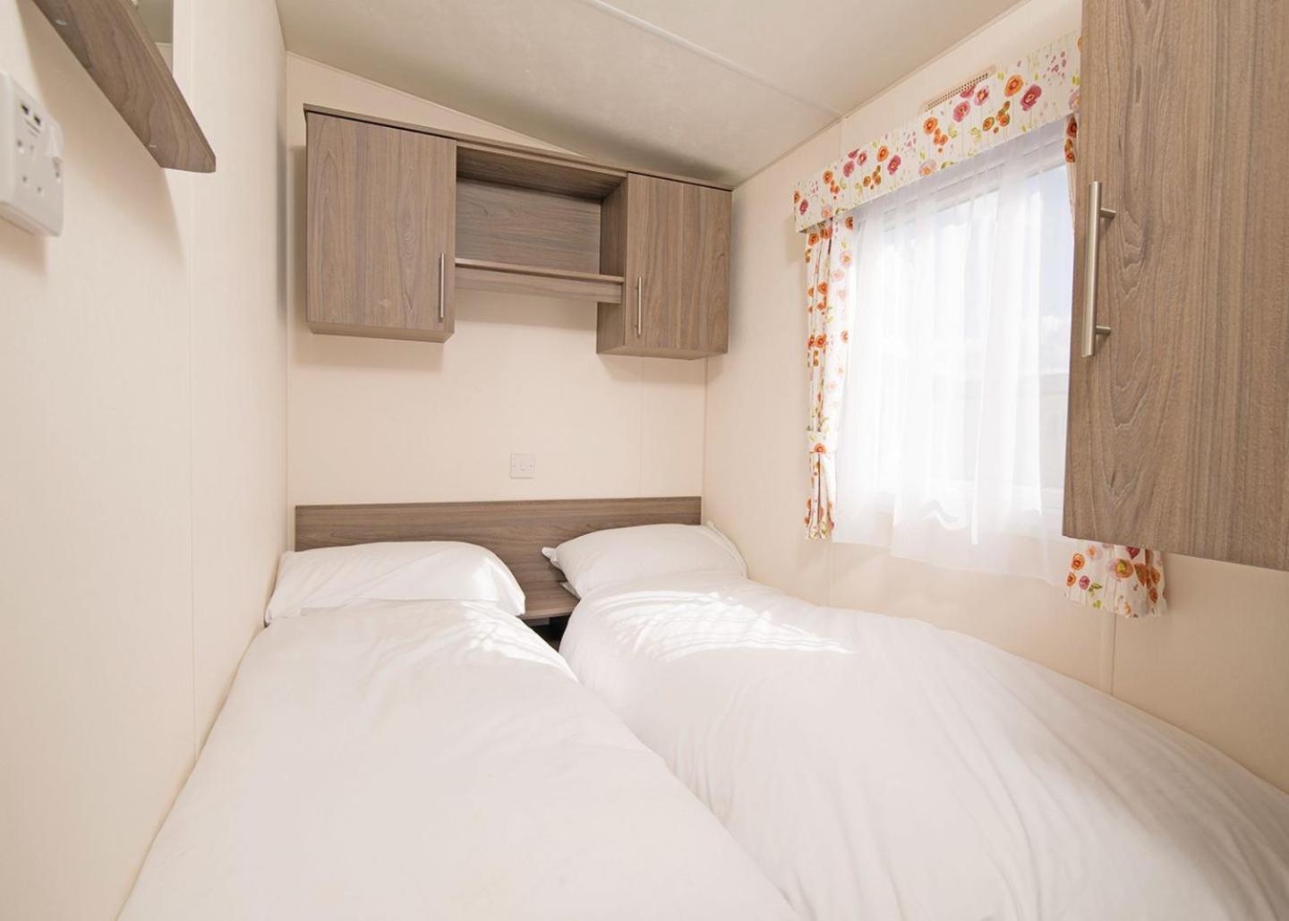 Mobile Home 9 photo 2
