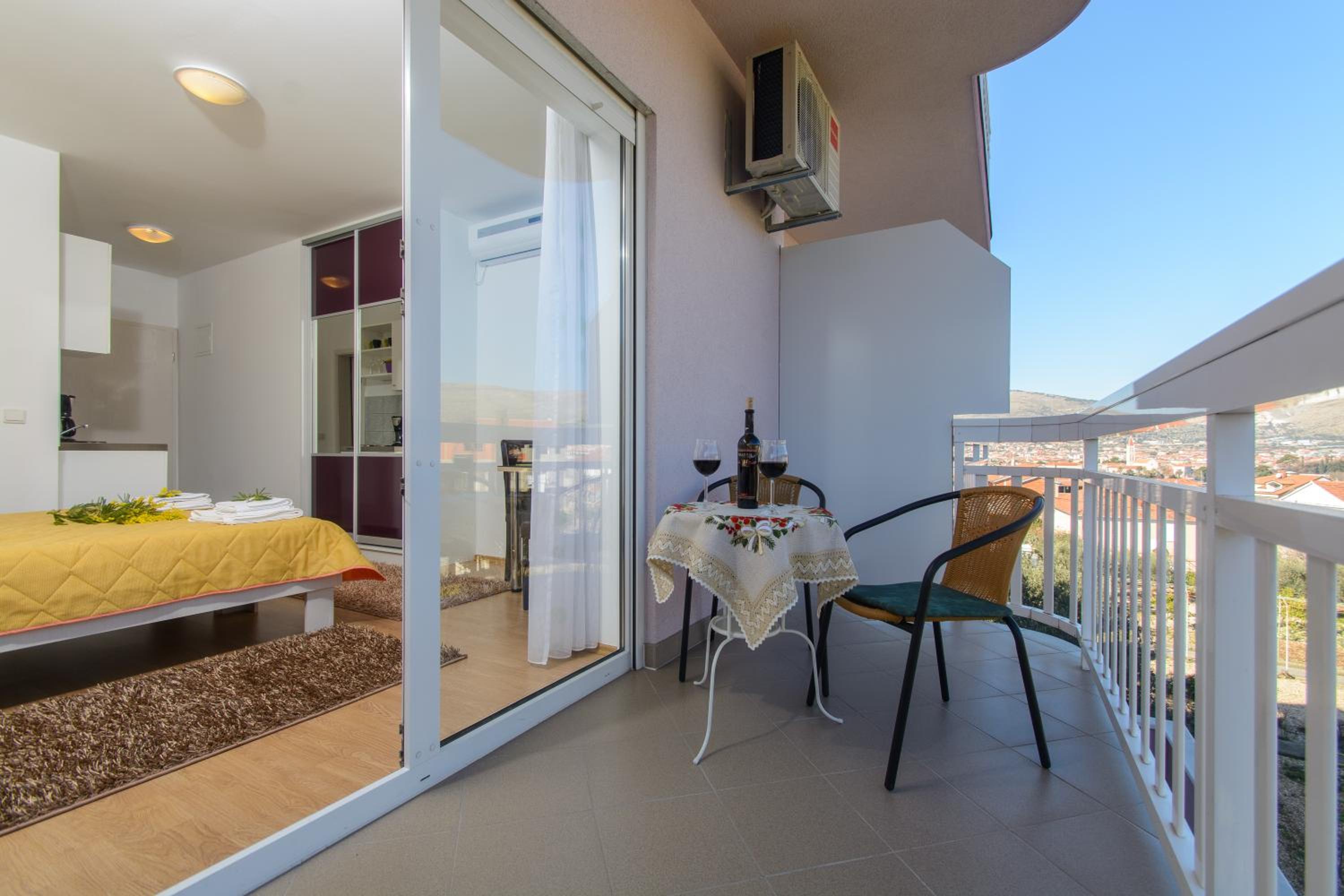 Studio with Balcony - Photo 10