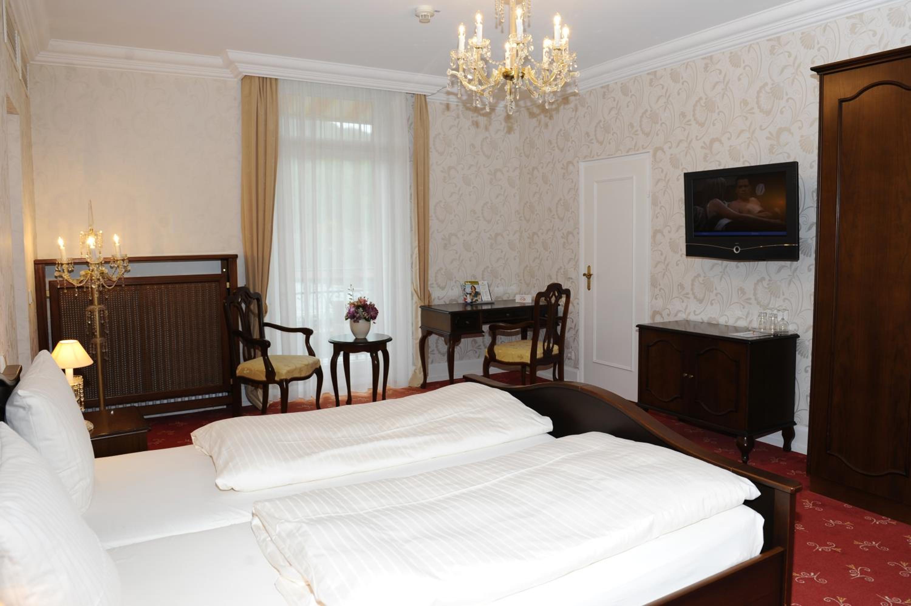 Deluxe Double Room - Photo 9