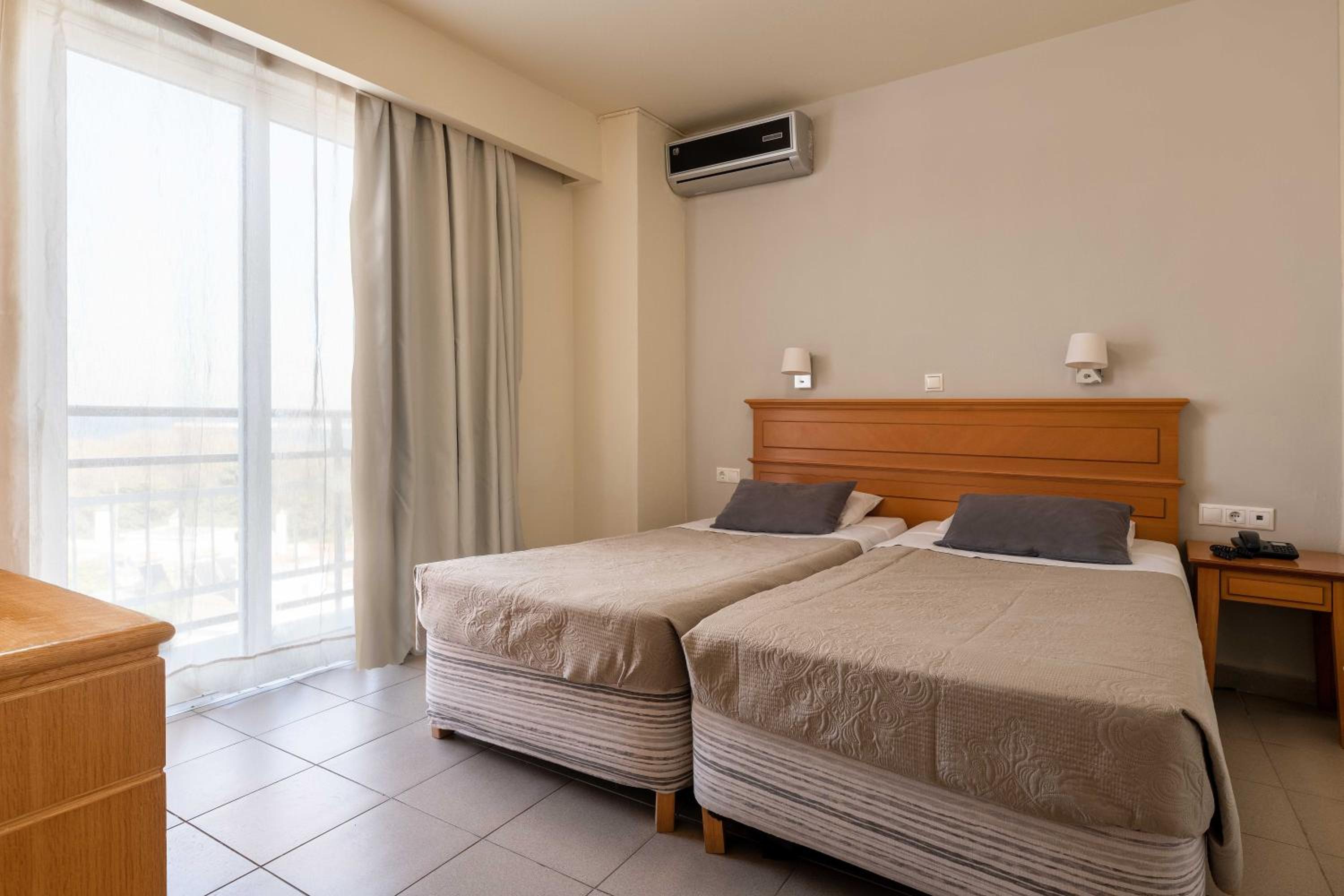 Double or Twin Room with City View photo 3